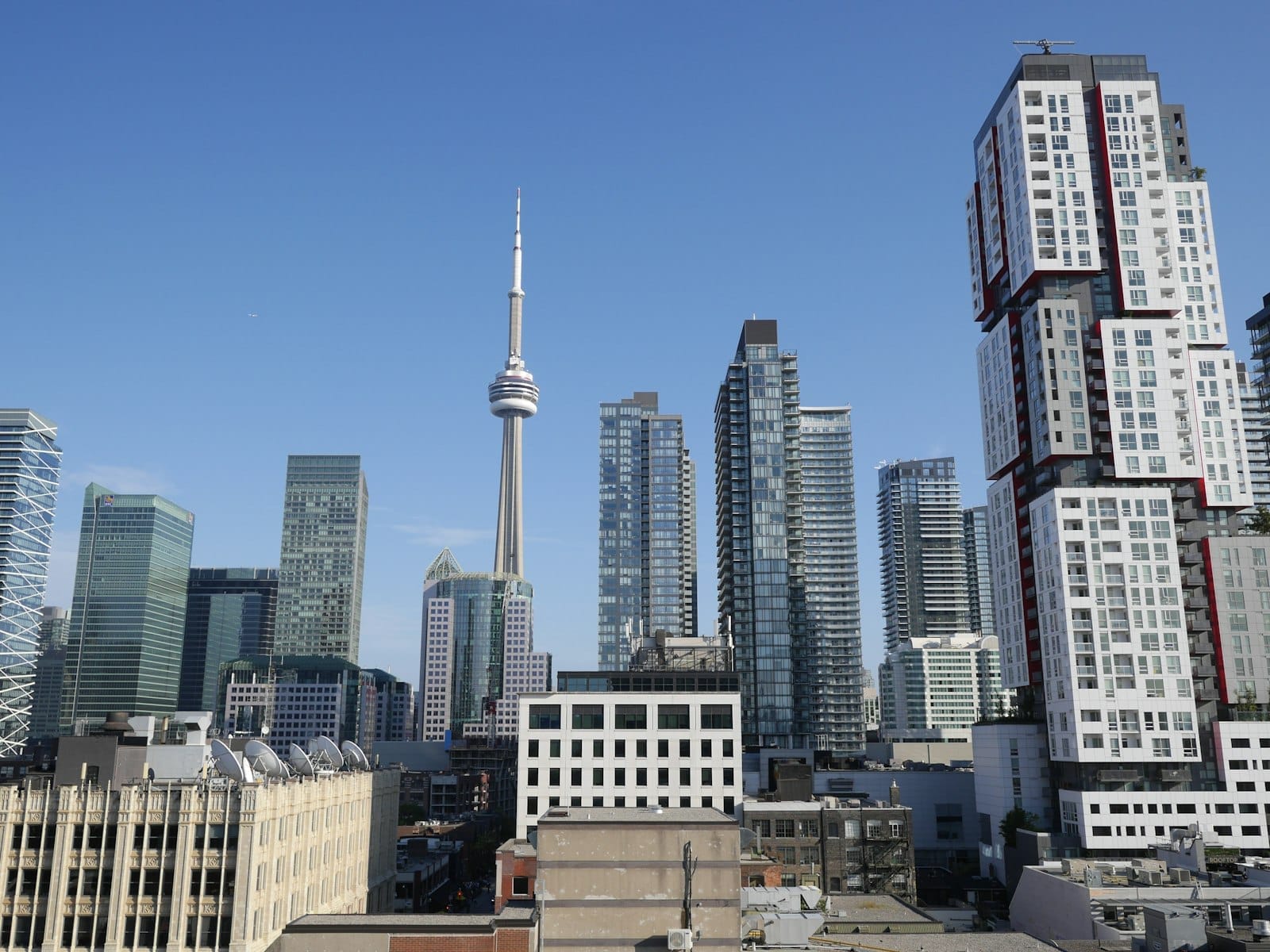 Horizonte do centro de Toronto com uma mistura de arranha-céus, condomínios modernos e a CN Tower em um dia claro