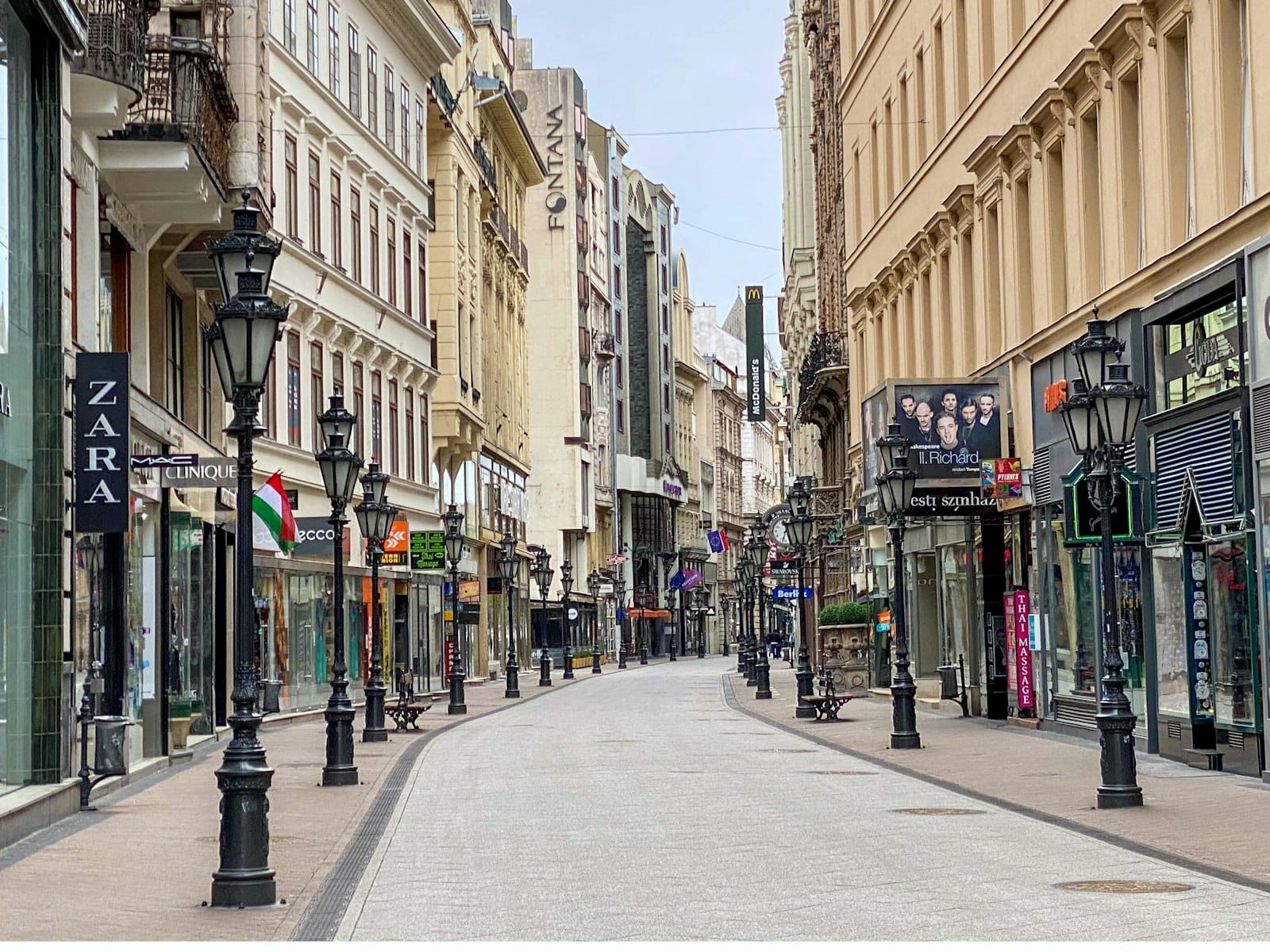 Die breite Fußgängerzone Váci utca in Budapest – gesäumt von Geschäften und klassischer Architektur, autofrei und ideal zum Bummeln und Einkaufen.
