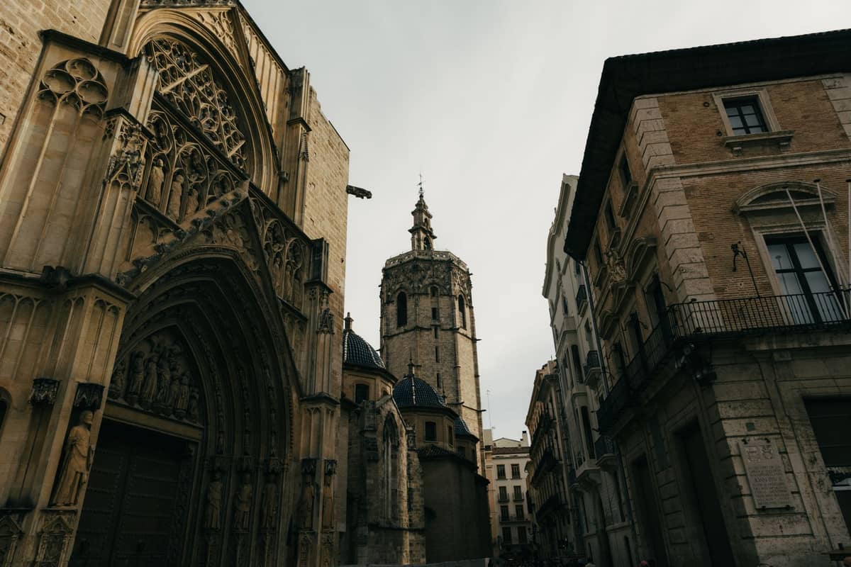 Fachada gótica da catedral e torre sineira Miguelete rodeadas por edifícios históricos da cidade de Valencia