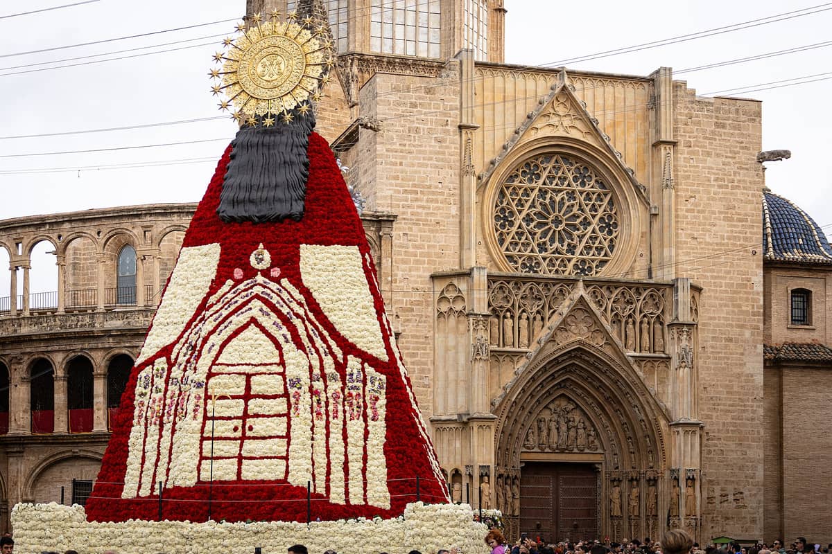 Grande figura floreale della Vergine per l'offerta alla Virgen de los Desamparados davanti alla Catedral de Valencia durante il festival Las Fallas, con folle radunate intorno