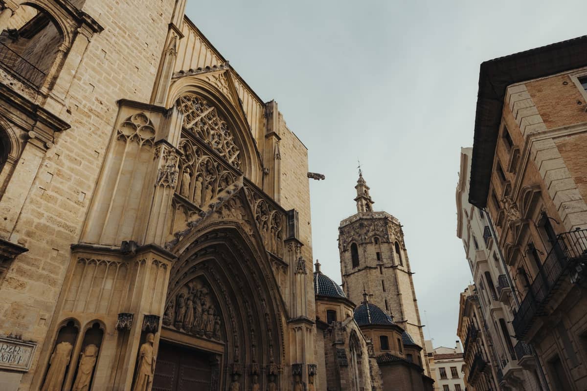 Blick auf die historische gotische Architektur und die gewundenen Steinstraßen im Viertel El Carmen von Valencia, mit dem ikonischen Glockenturm Miguelete und den umliegenden mittelalterlichen Gebäuden.