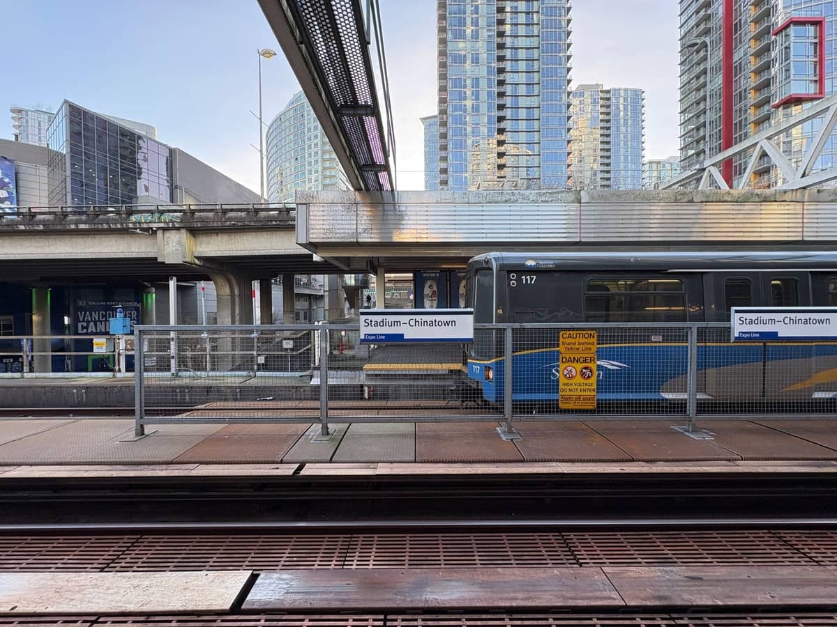 Vancouver SkyTrain an der Station Stadium-Chinatown mit Stadtgebäuden im Hintergrund an einem klaren Tag