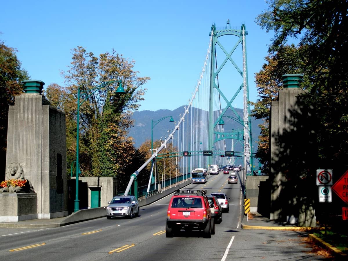 รถยนต์ขับเข้าสู่ Stanley Park ผ่าน Lions Gate Bridge ในเมือง Vancouver พื้นที่ท่องเที่ยวยอดนิยมที่มีความเสี่ยงด้านที่จอดรถและการงัดแงะยานพาหนะ