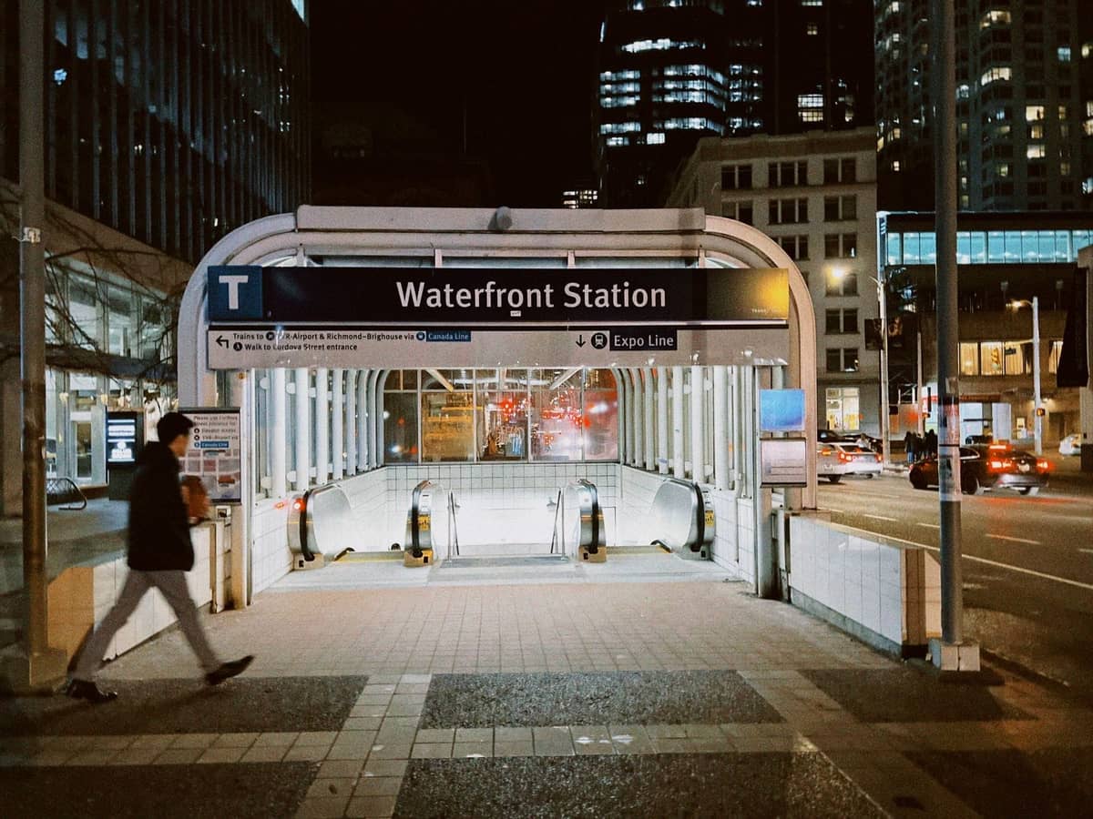 Eingang zur Waterfront Station in der Innenstadt von Vancouver bei Nacht, mit Zugang zum öffentlichen Nahverkehr und umliegenden Stadtstraßen.