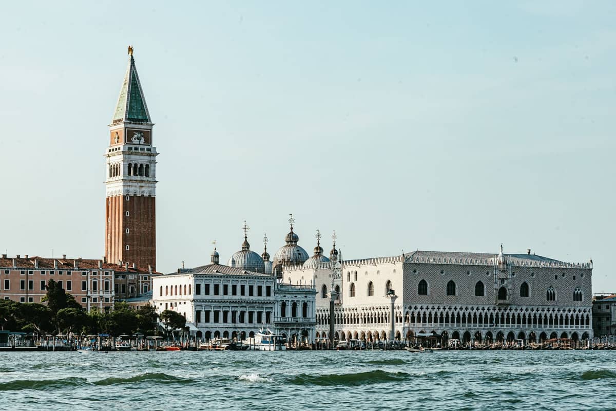 Weiter Blick auf die Uferpromenade von Venedig mit dem Dogenpalast und dem Markusturm – zwei Wahrzeichen in der Nähe der Biennale-Veranstaltungsorte.