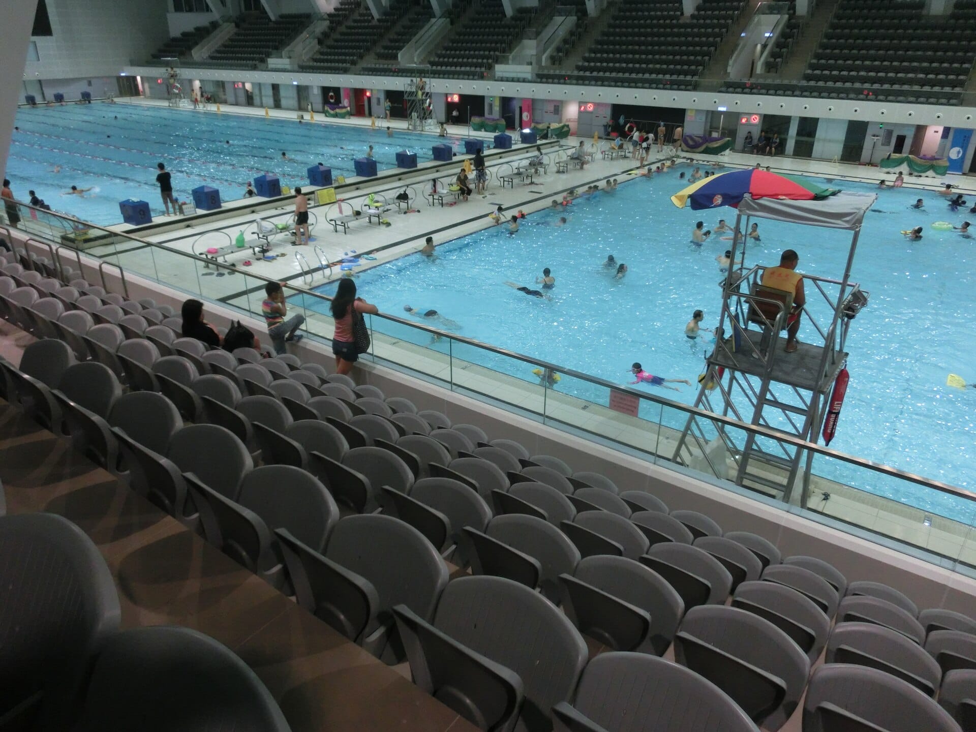 Piscina del Victoria Park accanto al parco di Causeway Bay con piscine coperte riscaldate tutto l'anno