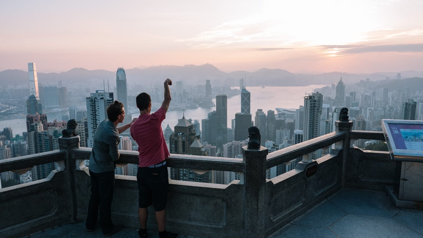 Vista panoramica dal Victoria Peak sullo skyline di Hong Kong, Victoria Harbour e le isole circostanti