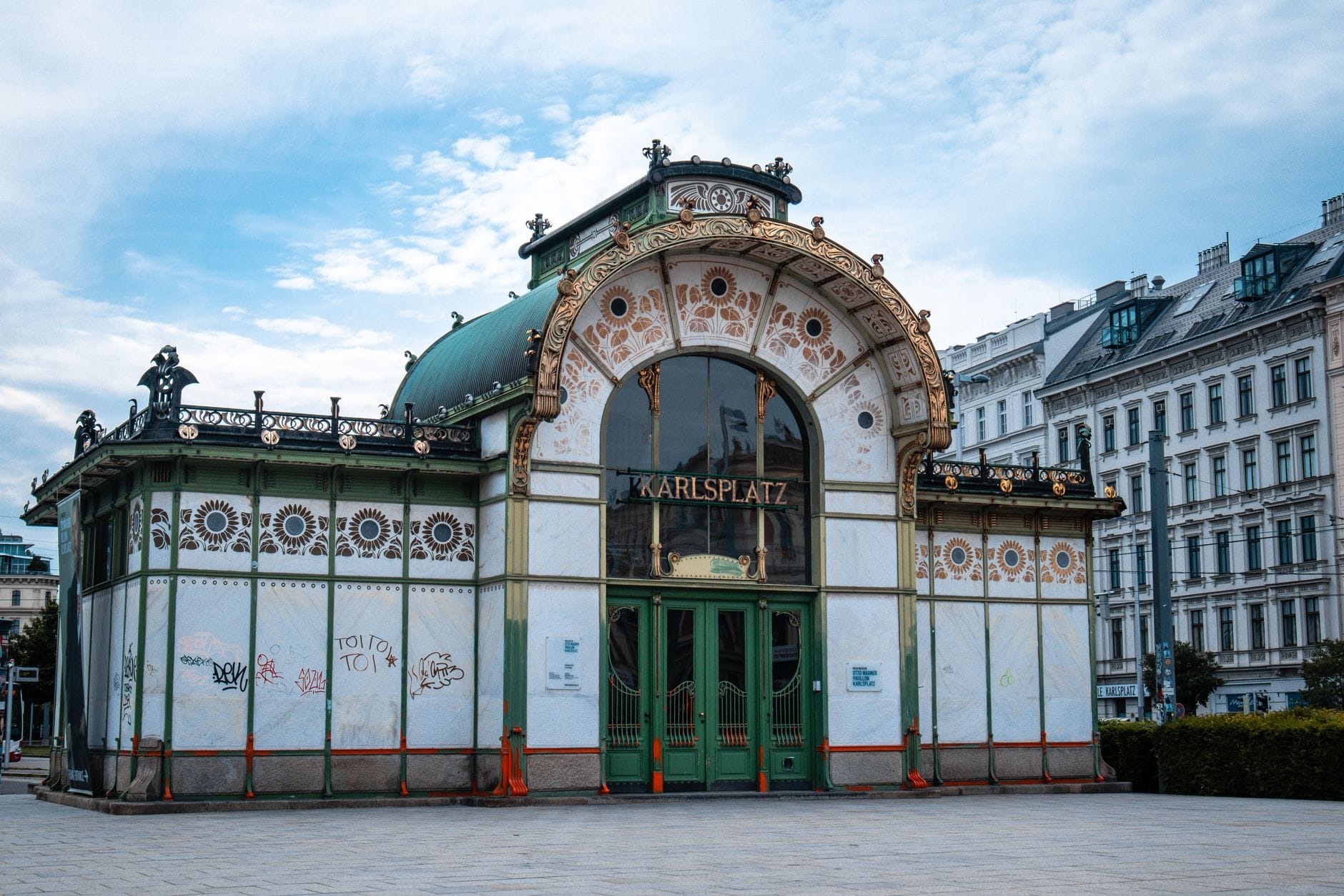 Der historische Karlsplatz-Stadtbahnpavillon in Wien, ein herausragendes Beispiel des Jugendstils mit kunstvollen grünen und goldenen Details.