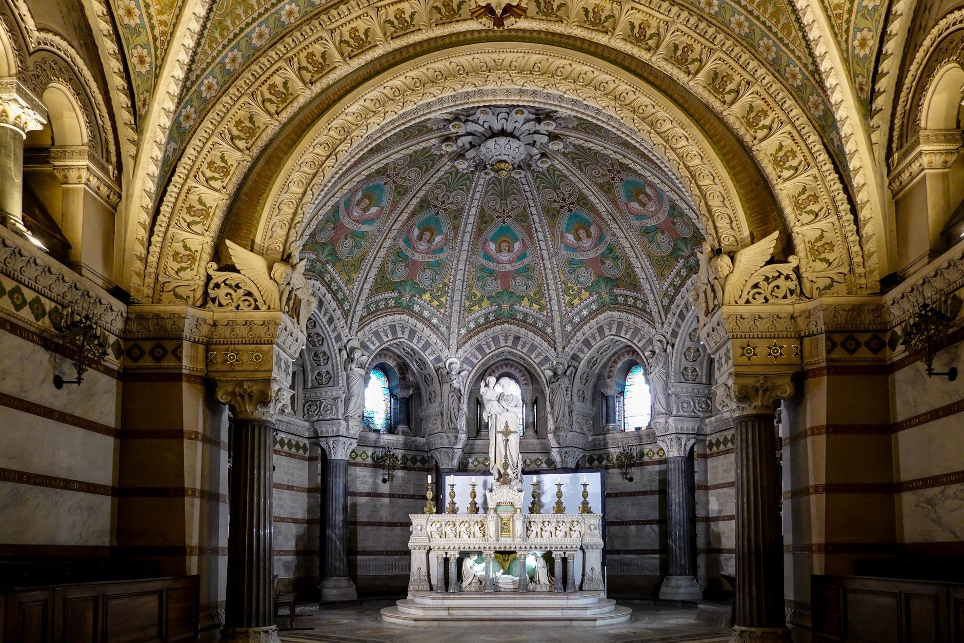 Prächtig verziertes Gewölbeinnere einer Grabkrypta oder Kapelle mit einem zentralen Altar und dekorativen Bögen in Wien.