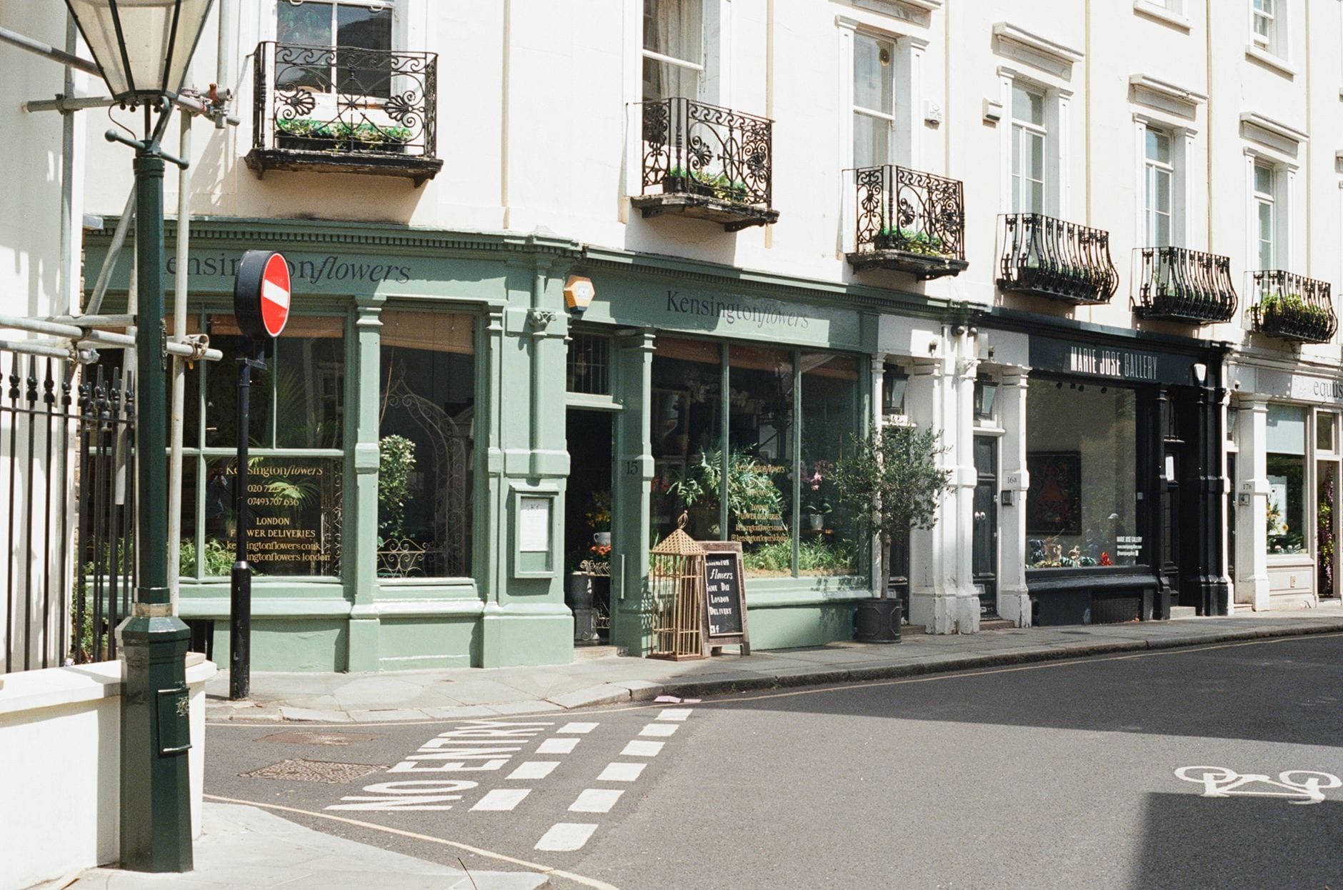 Rangée lumineuse et élégante de boutiques indépendantes avec de grandes vitrines dans un quartier chic, typique de Kemp Town ou Hove à Brighton.