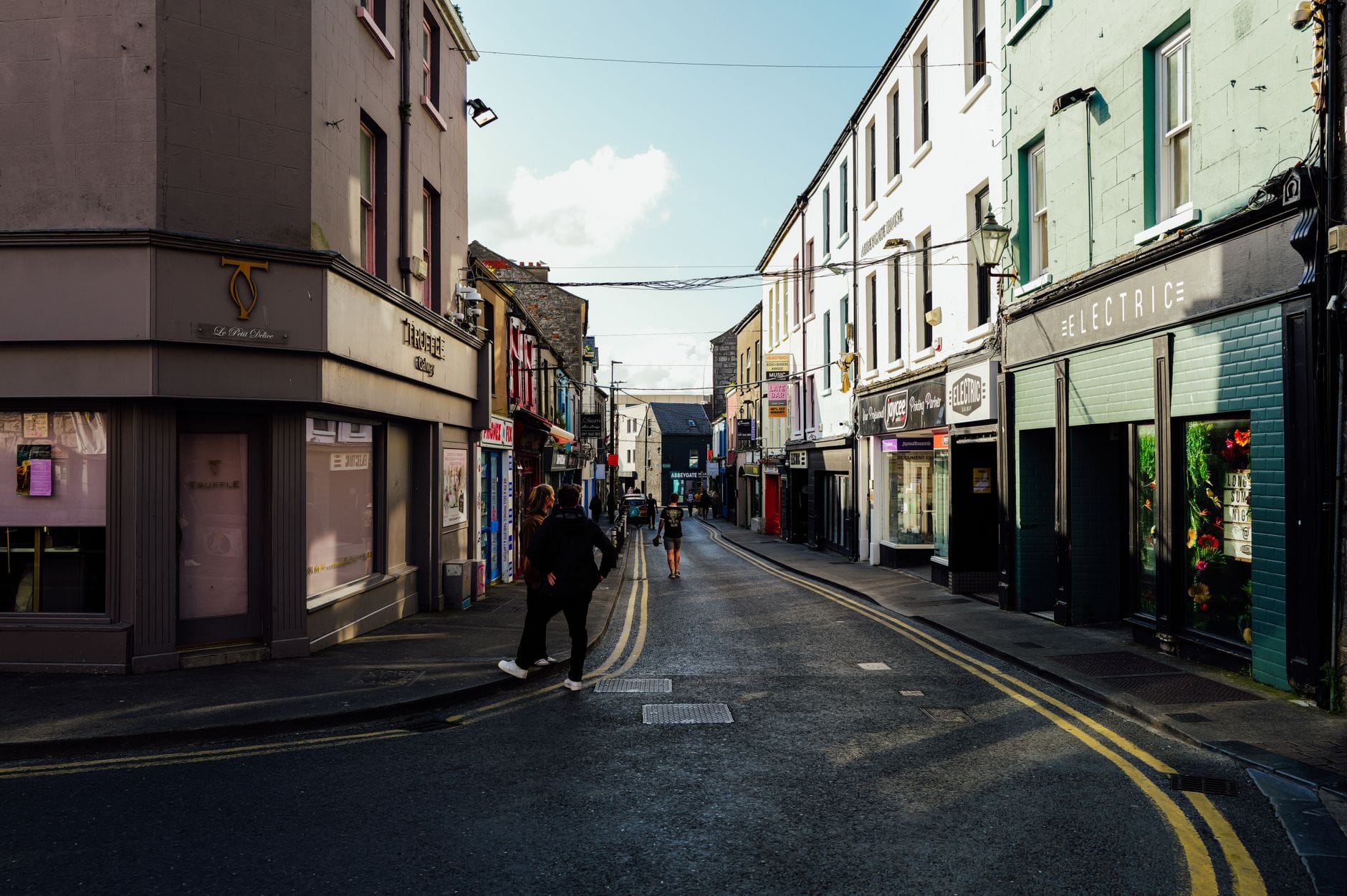 Vue de la rue du quartier North Laine à Brighton avec des boutiques indépendantes et des personnes se promenant par une journée nuageuse.