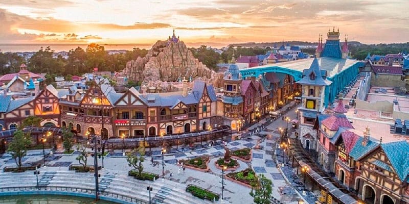 Il parco tematico VinWonders Phu Quoc con attrazioni colorate, giostre e aree di intrattenimento