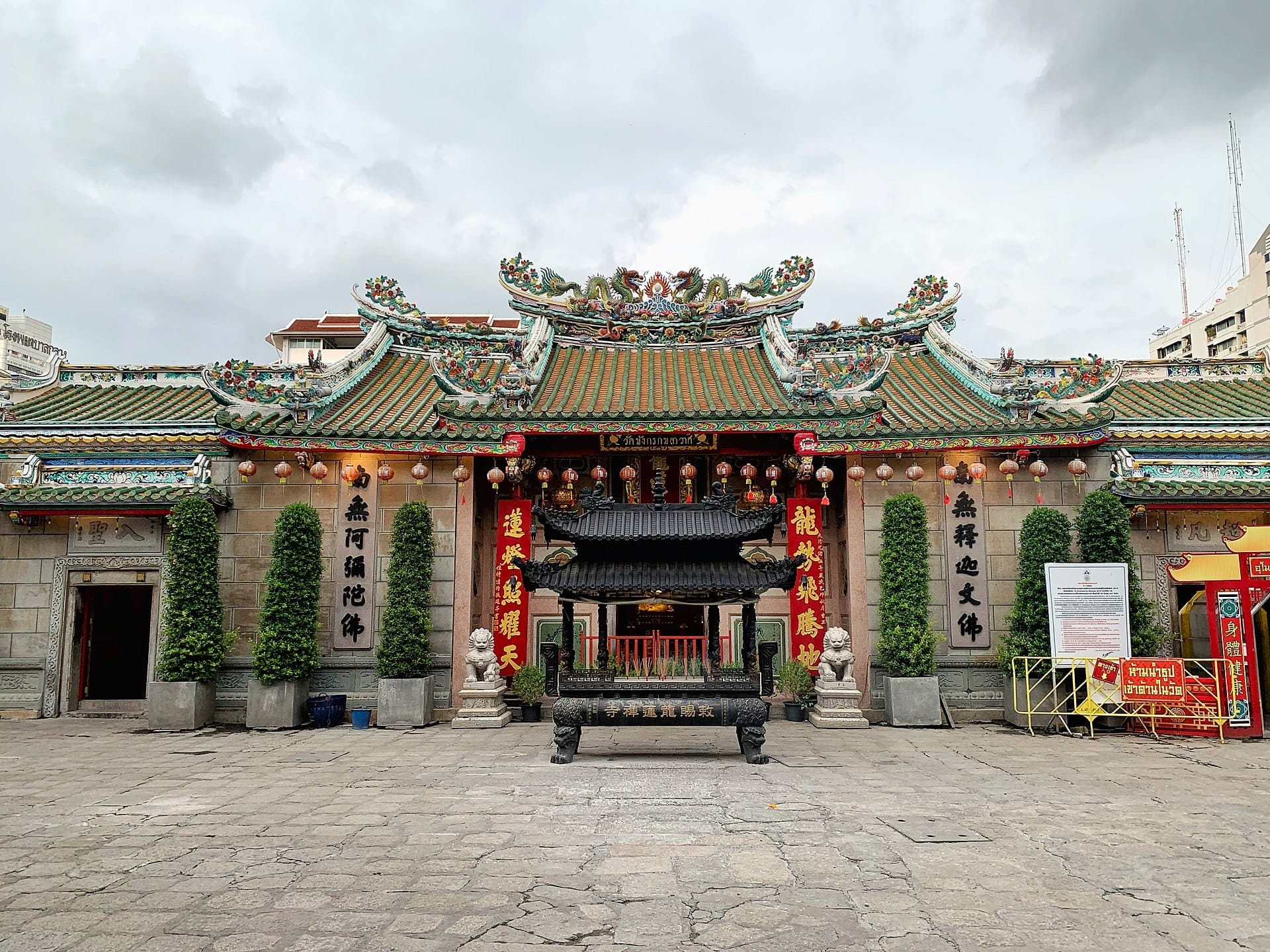 Facciata del tempio Wat Mangkon Kamalawat nella Chinatown di Bangkok con architettura tradizionale cinese