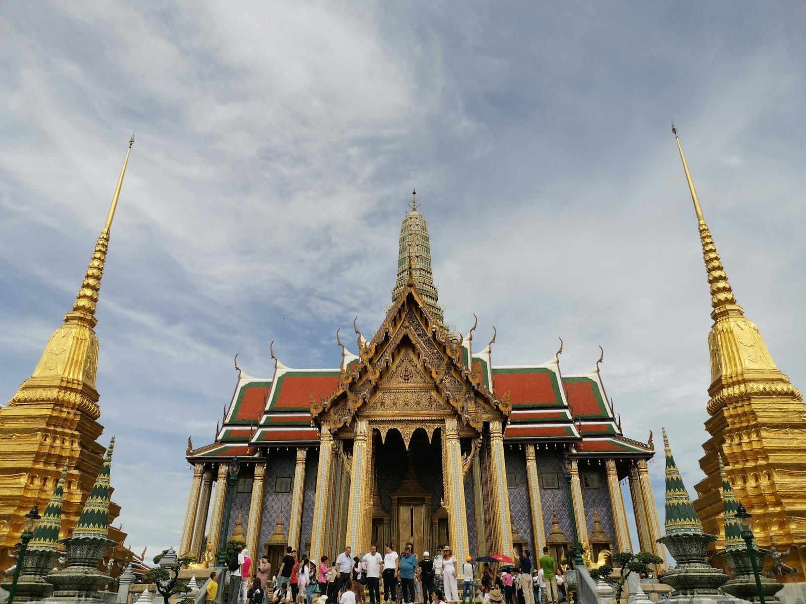 Ingresso del tempio Wat Phra Kaew con la raffinata architettura thailandese e gli stupa dorati a Bangkok