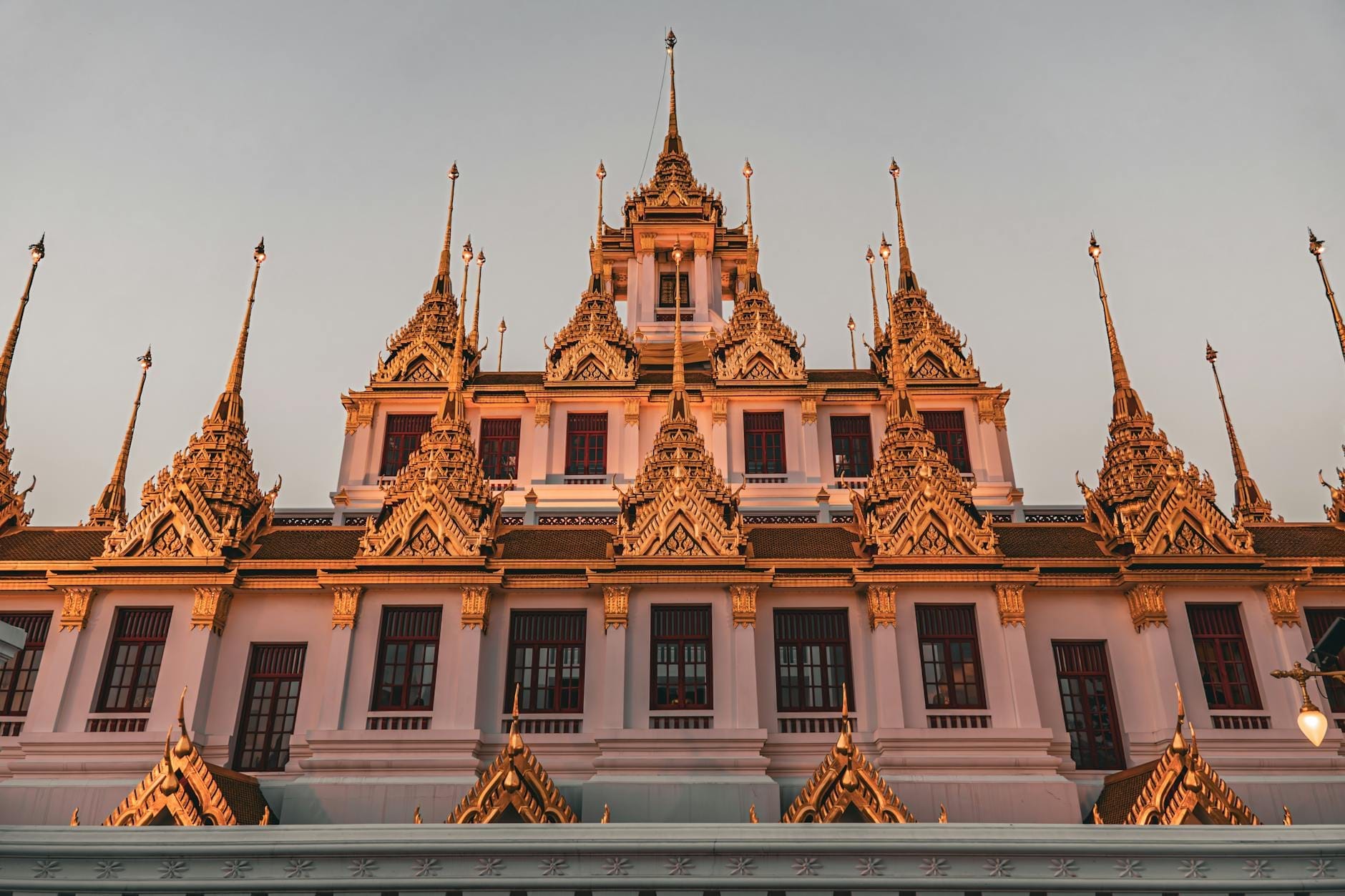 Il Loha Prasat al Wat Ratchanatdaram di Bangkok con le caratteristiche guglie su più livelli e la struttura simmetrica