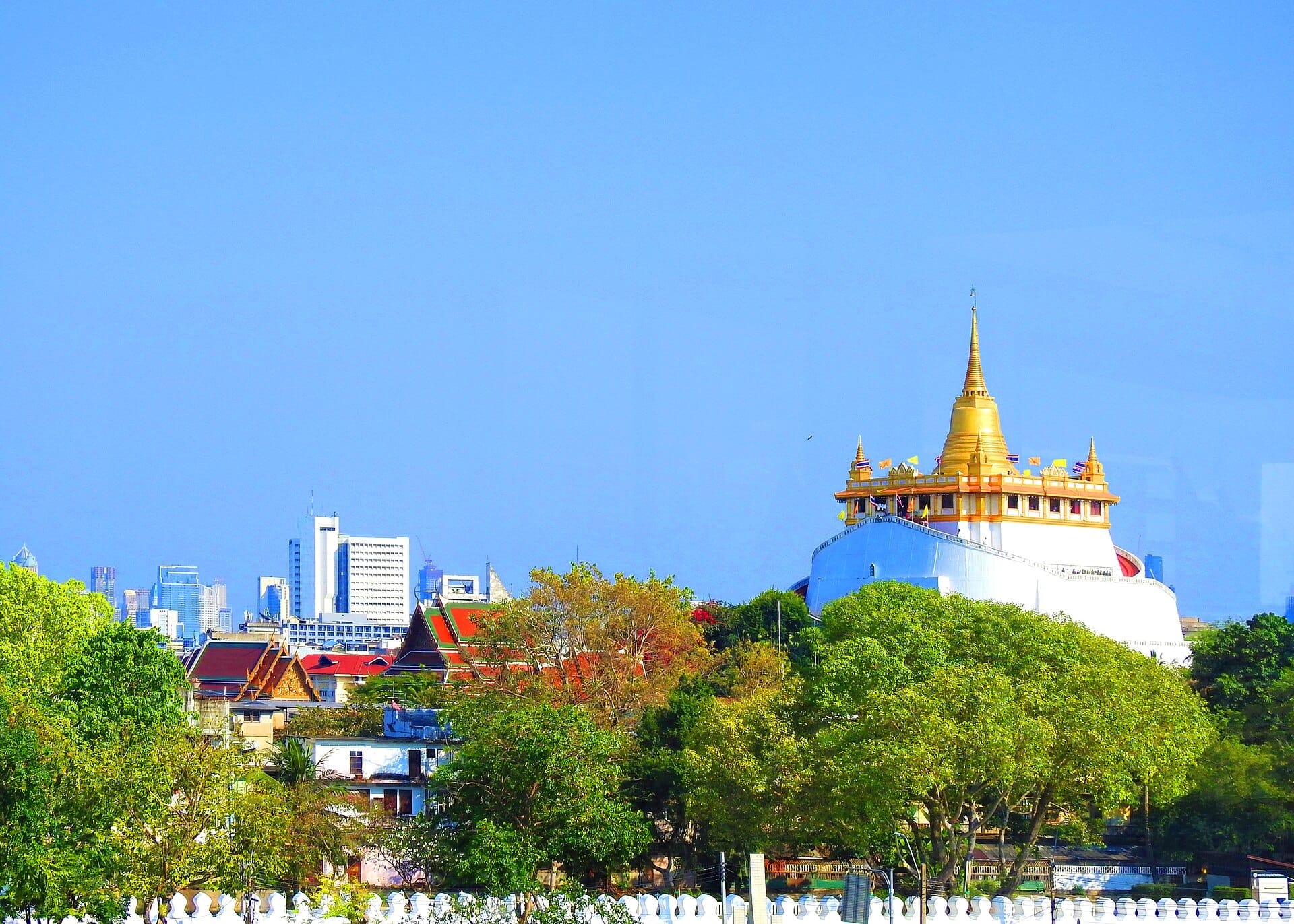 Il Golden Mount del Wat Saket a Bangkok che svetta sopra gli alberi con il chedi dorato in cima