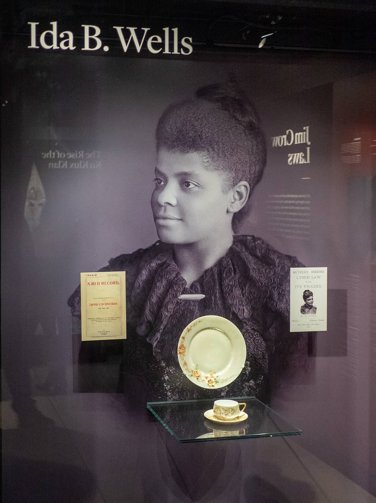 Großes Porträt von Ida B. Wells mit antikem Porzellan und historischen Broschüren im Wells' Built Museum in Orlando.