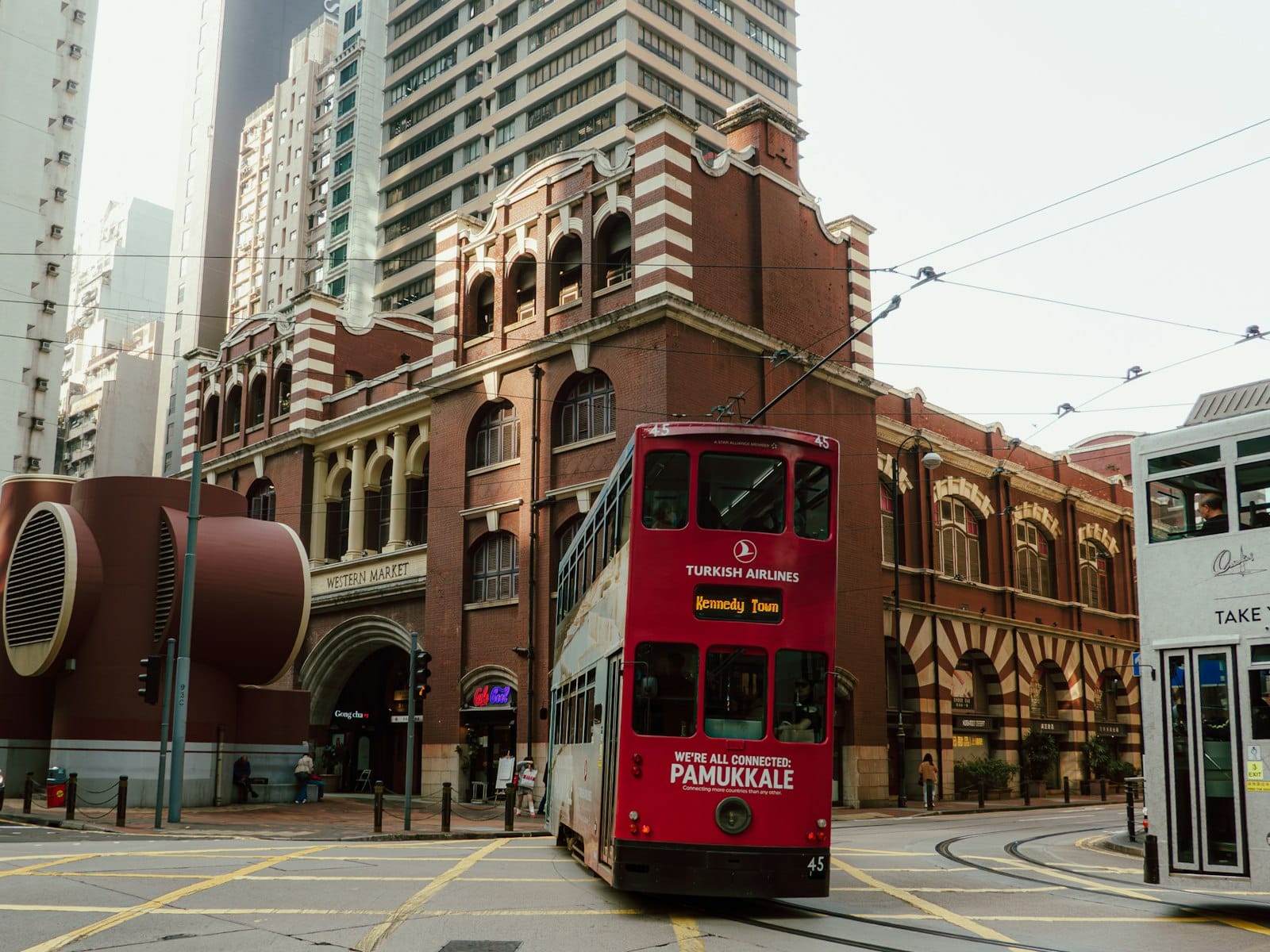 Storico edificio in mattoni rossi del Western Market con architettura edoardiana e torri angolari a strisce bianche a Sheung Wan, Hong Kong