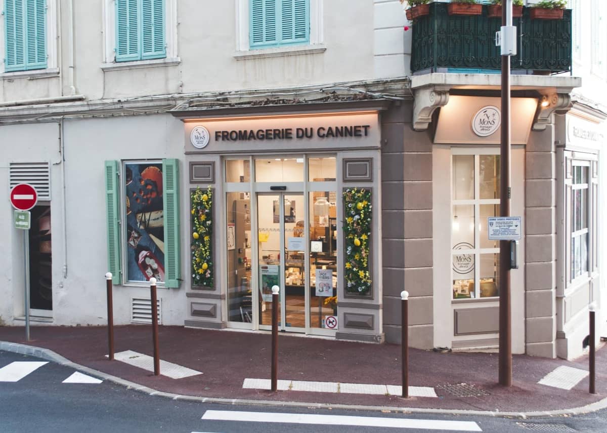 Straßenansicht des Geschäfts Fromagerie du Cannet in Cannes, mit einladenden Schaufenstern und provenzalischem Charme.
