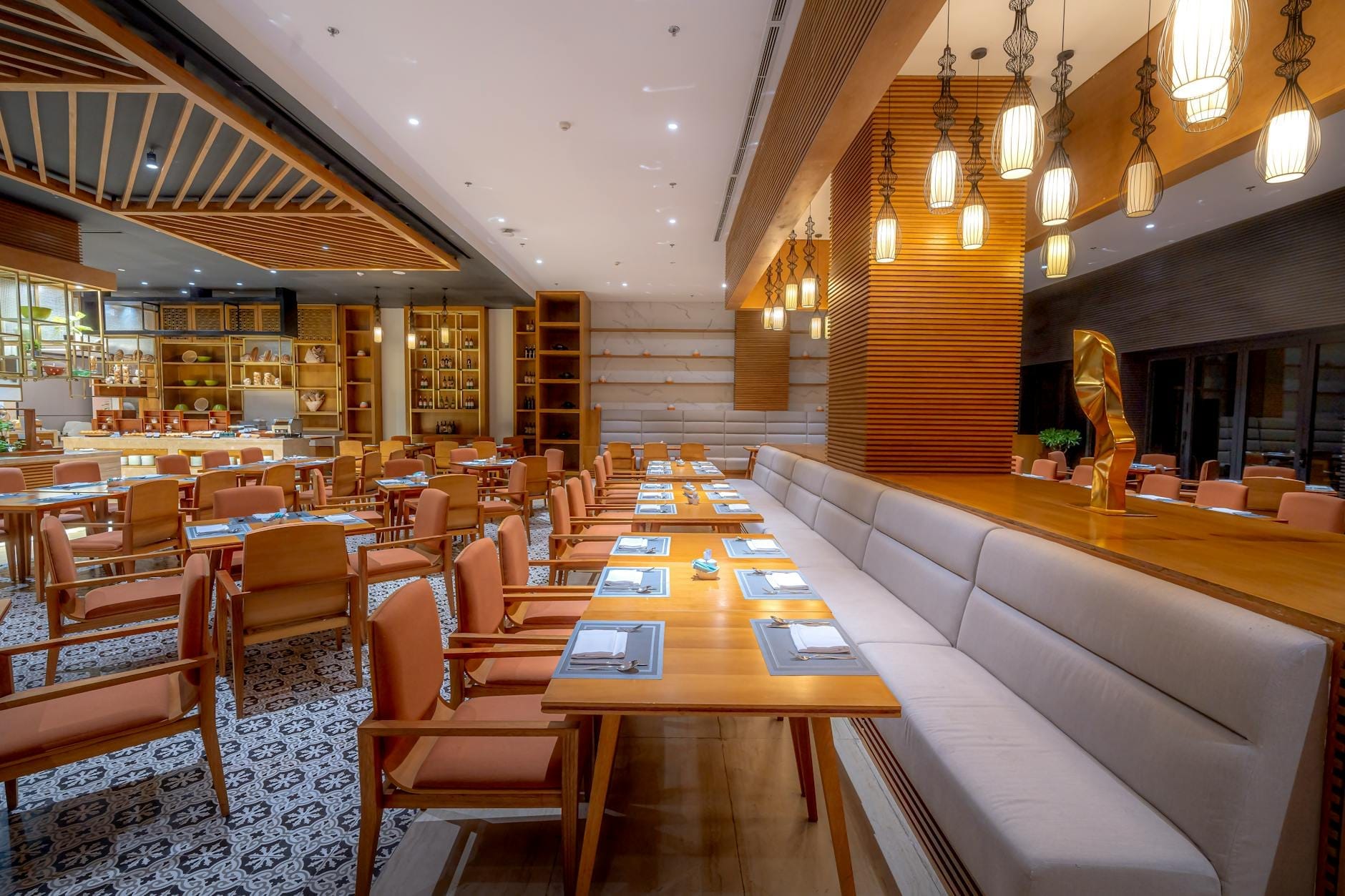 Interior de restaurante moderno, elegante y luminoso con iluminación cálida, mesas bien dispuestas, baldosas con patrones y elementos de diseño vietnamita contemporáneo.