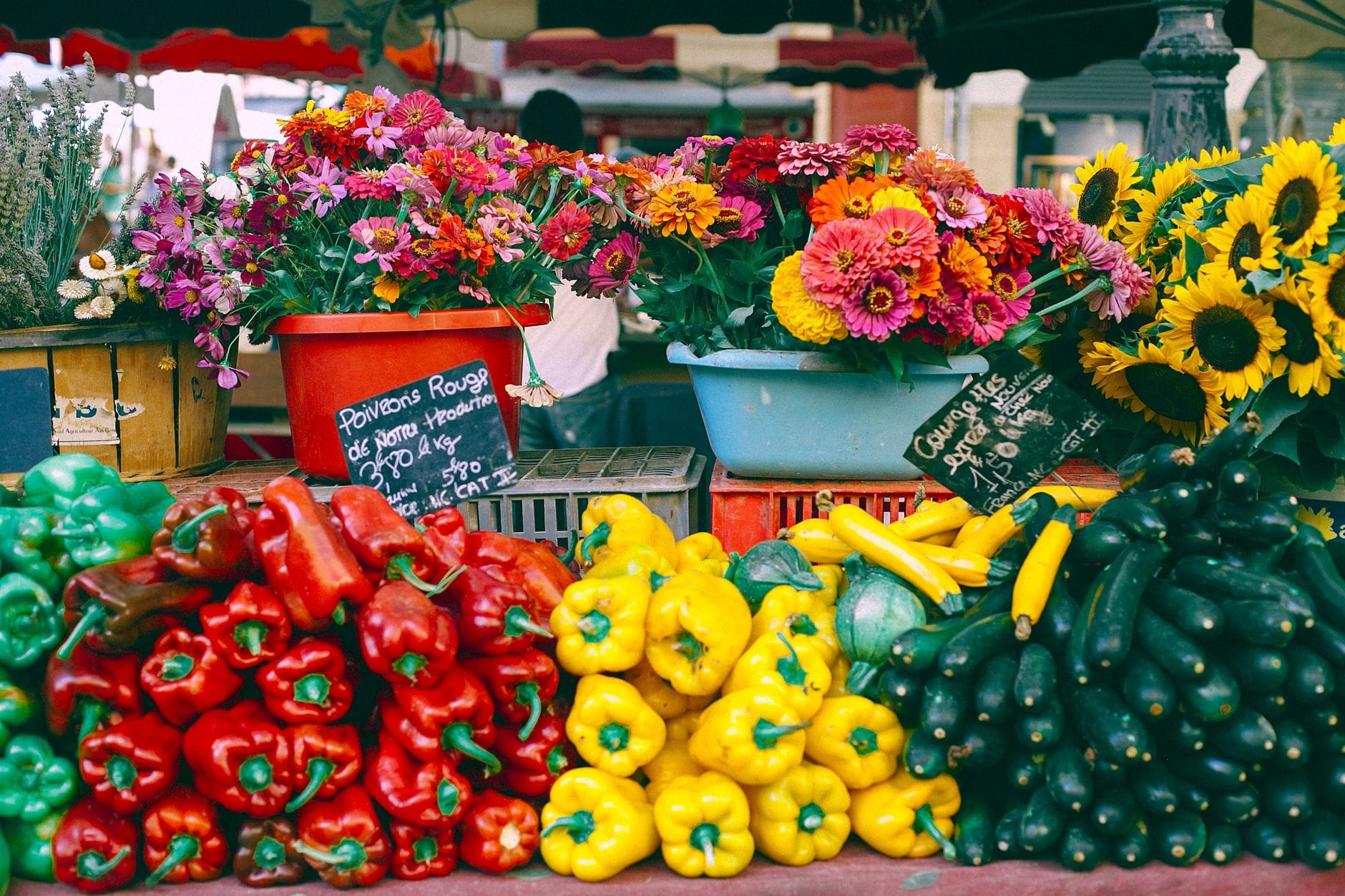 Bunter Bauernmarktstand in Prag mit Paprika, Zucchini und Blumen im Sommer.