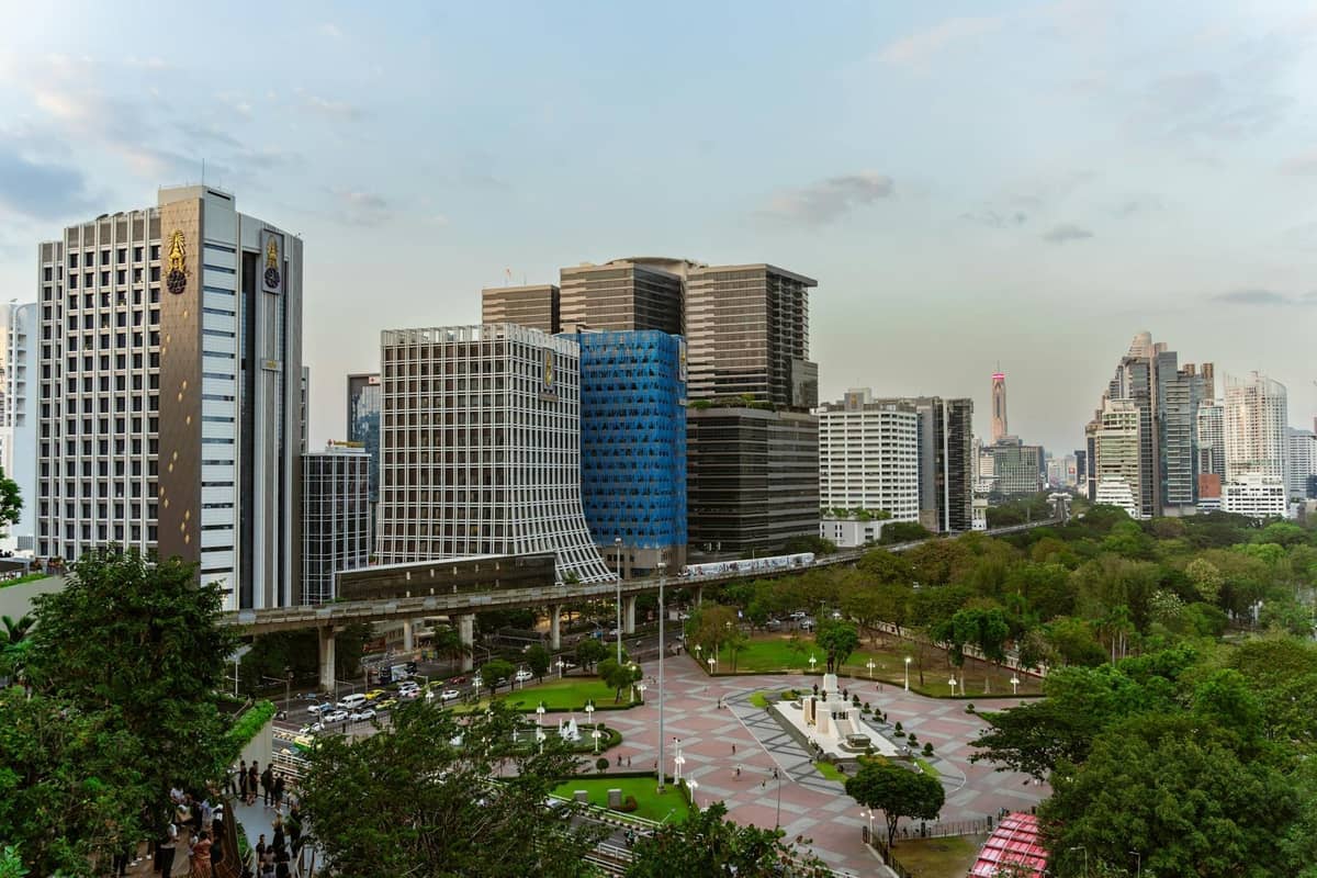 Bairros movimentados de Bangkok vistos de cima, com hotéis, ruas e eixos de transporte para todos os orçamentos.