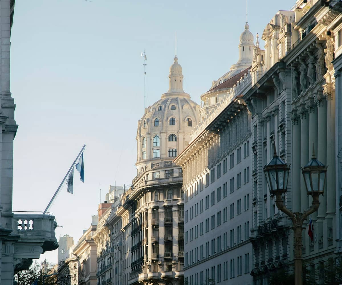 ถนน Avenida de Mayo อันเก่าแก่ในบัวโนสไอเรส โดดเด่นด้วยสถาปัตยกรรมประดับประดาช่วงต้นศตวรรษที่ 20 และหลังคาโดมภายใต้แสงยามเช้าที่แจ่มใส