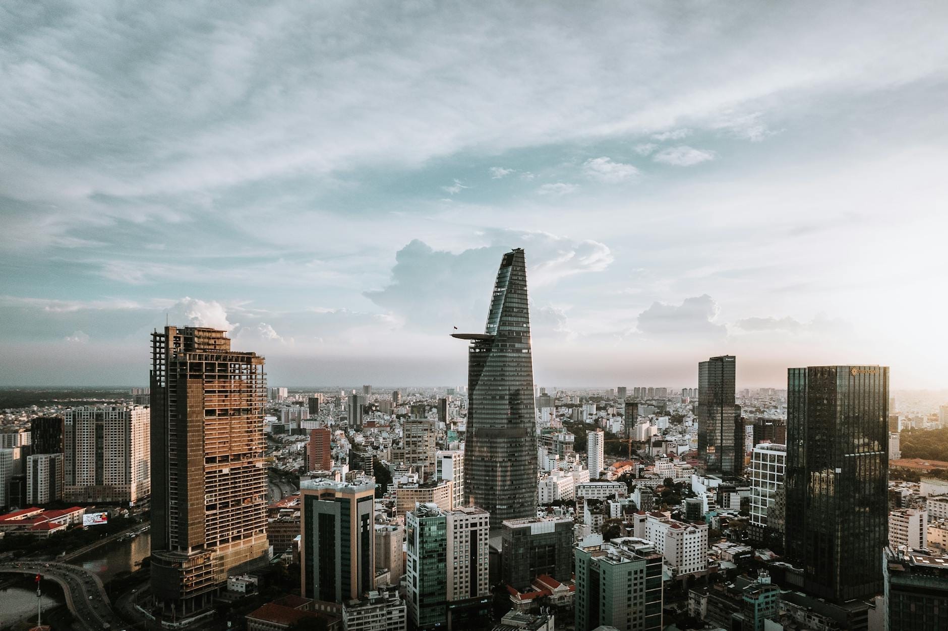 Toàn cảnh nhìn từ trên cao đường chân trời Thành phố Hồ Chí Minh với tòa nhà Bitexco Financial Tower mang tính biểu tượng và các tòa nhà xung quanh lúc hoàng hôn.