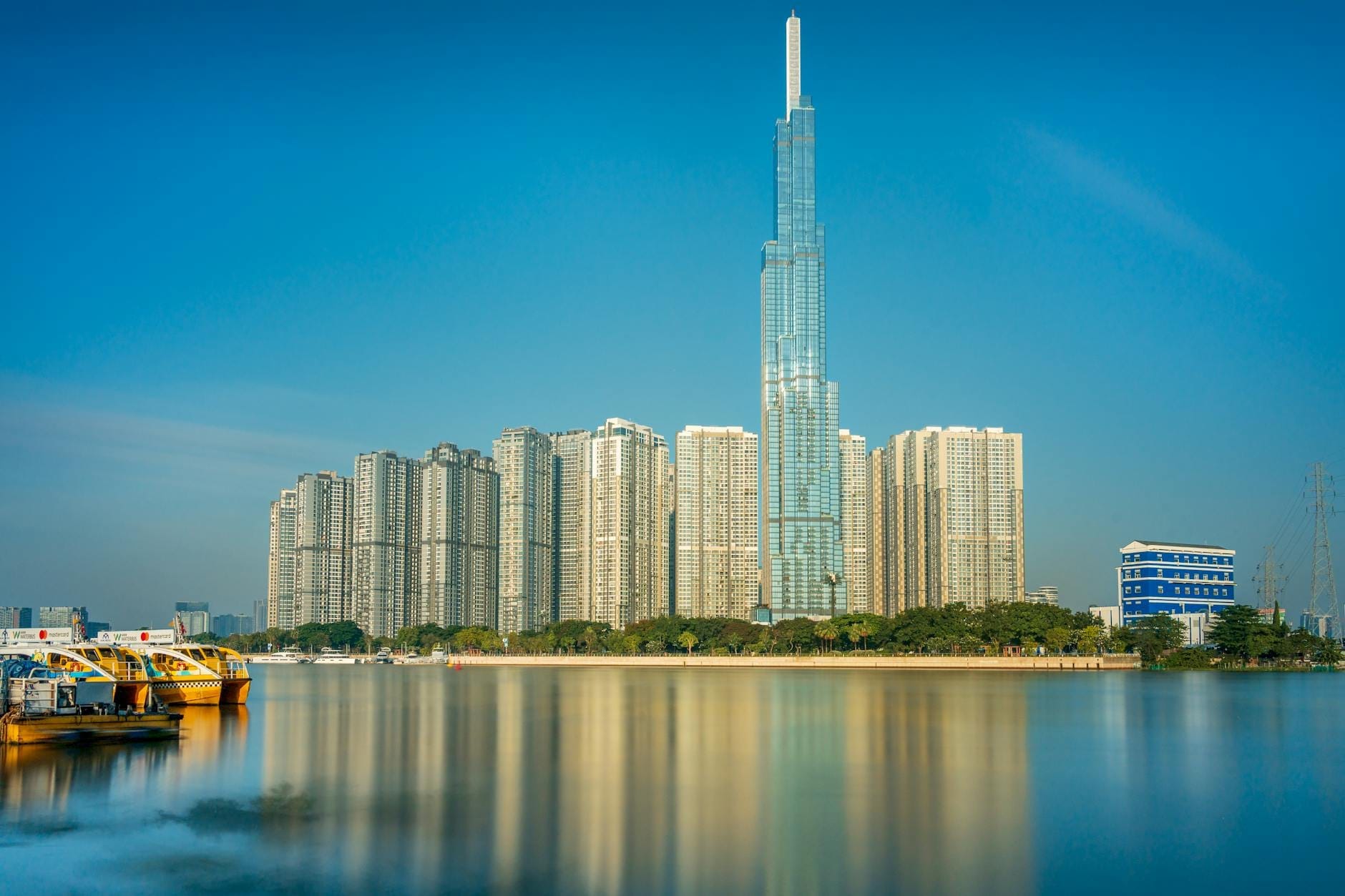 Cảnh ban ngày của Landmark 81 được bao quanh bởi các tòa nhà chung cư cao tầng và sông Sài Gòn tại Bình Thạnh, Thành phố Hồ Chí Minh.