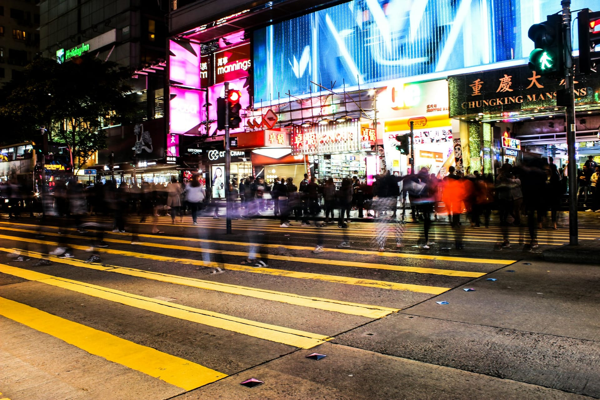 Nathan Road animée à Tsim Sha Tsui la nuit, près des hôtels et zones commerciales