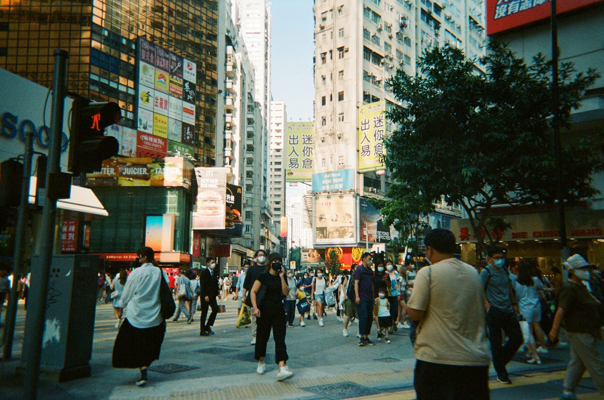 Rue commerçante animée à Causeway Bay près des centres commerciaux et hôtels