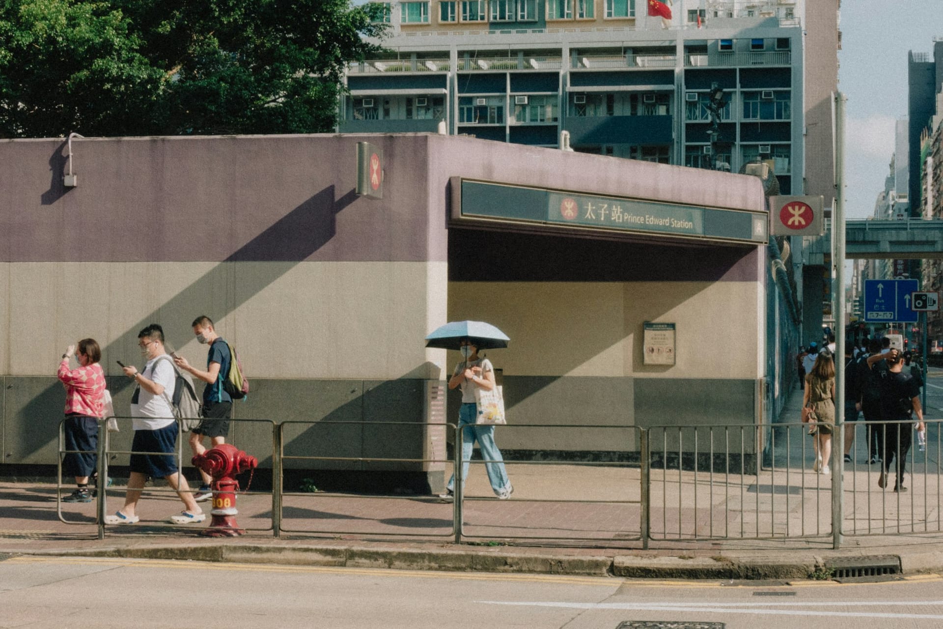 Entrée de la station MTR Prince Edward dans un quartier résidentiel de Hong Kong