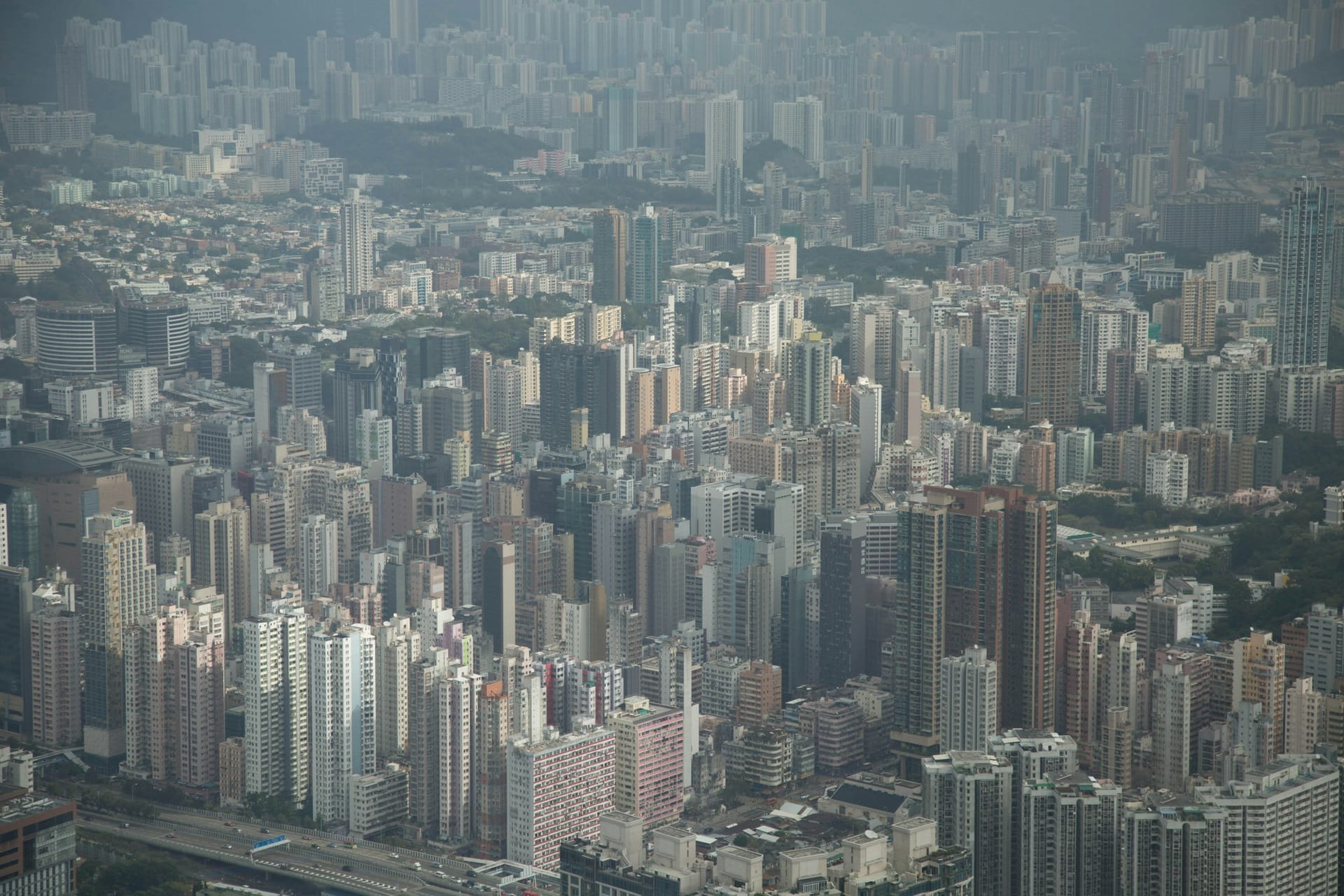 Quartiers résidentiels en hauteur à Hong Kong montrant la densité urbaine