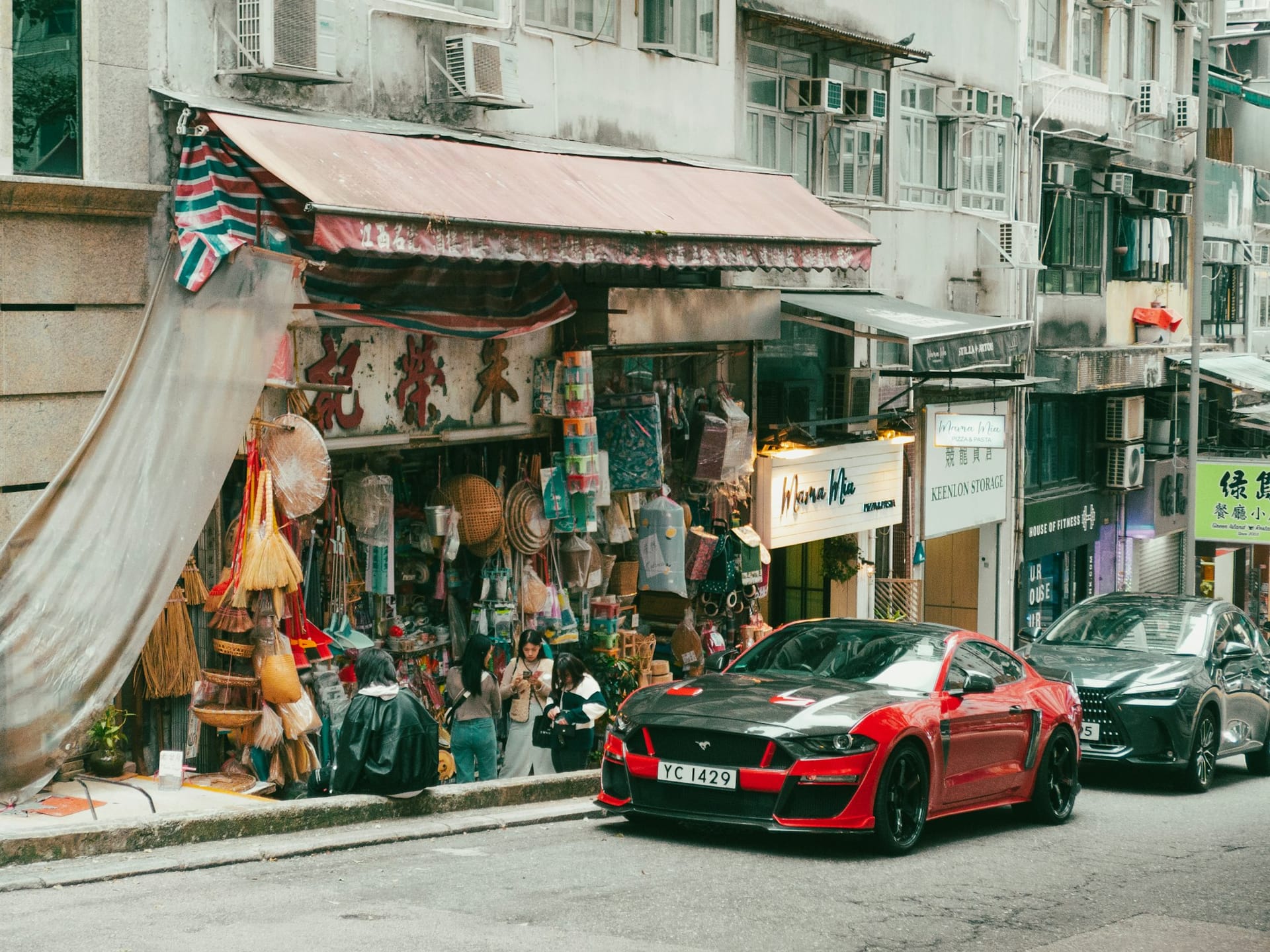 Commerce local à Sheung Wan, Hong Kong, bâtiments anciens et atmosphère résidentielle