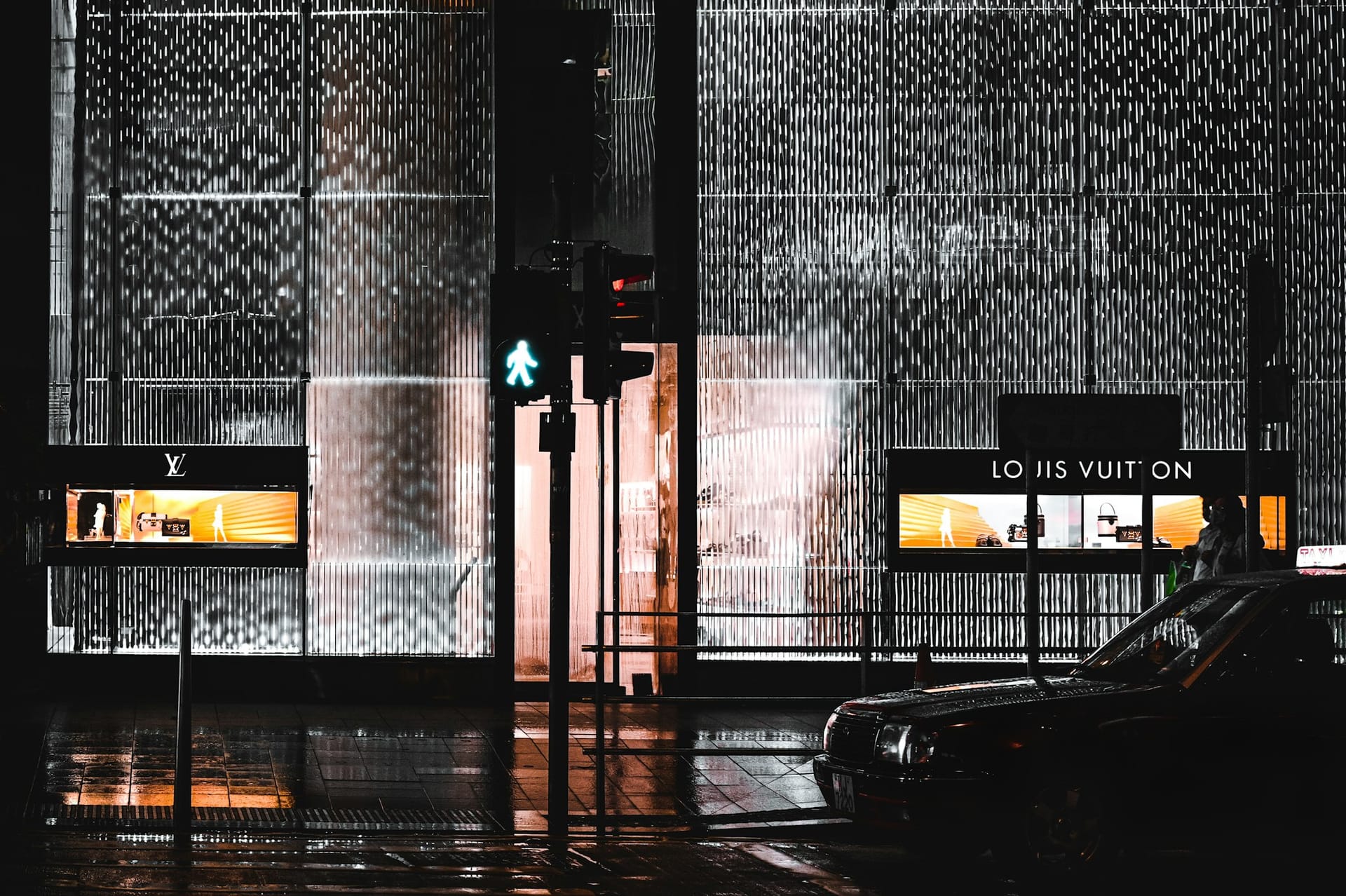 Magasin de luxe à Hong Kong la nuit avec façade vitrée illuminée