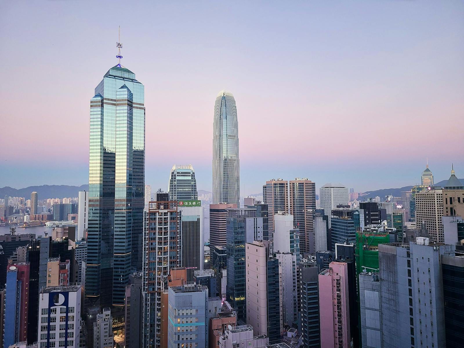 Skyline de Hong Kong a partir de Central com vista para Victoria Harbour e hotéis de grande altura