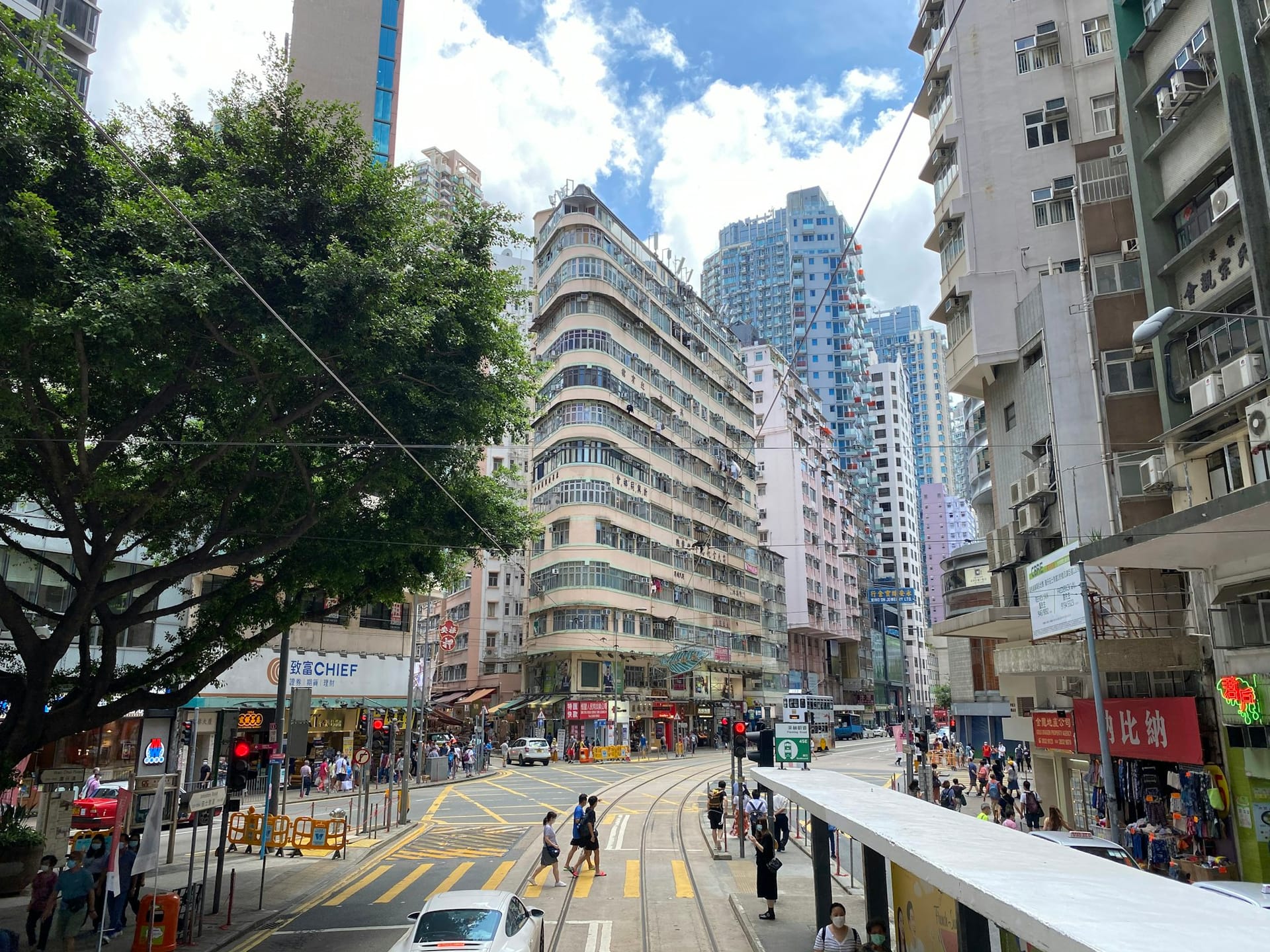 Scène de rue à Wan Chai, Hong Kong, près du tramway et des commerces locaux