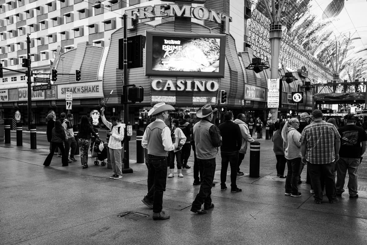 Schwarz-Weiß-Foto des Eingangs des Fremont Casino an der Fremont Street, mit Personengruppen im Vordergrund und einem sichtbaren Teil des Hotels.