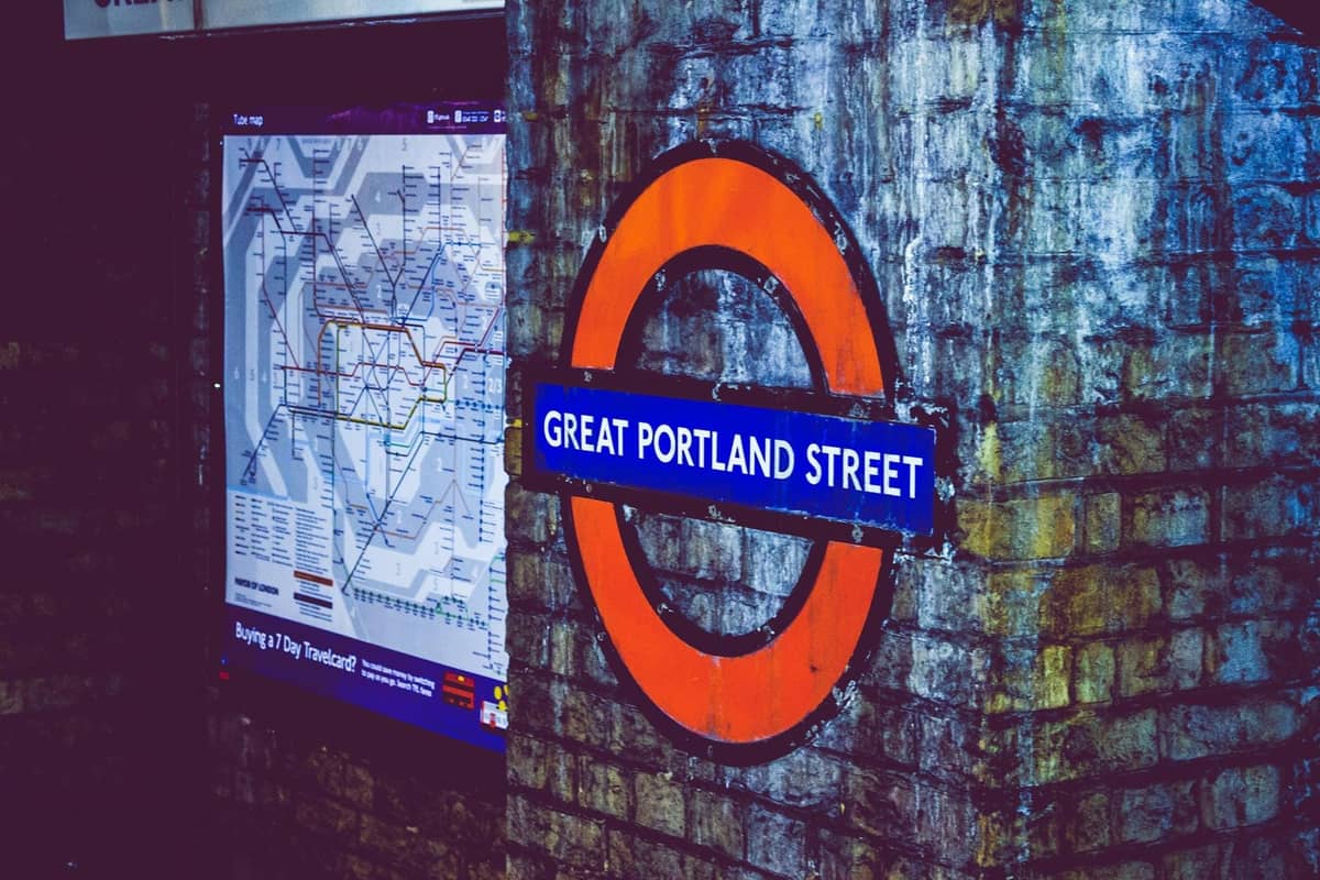 Roundel e mapa do metrô de Londres na estação de Great Portland Street, mostrando a icônica identidade visual do Tube e detalhes de planejamento de viagem.