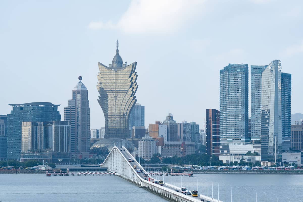 วิวเส้นขอบฟ้าของมาเก๊าพร้อมหอคอย Grand Lisboa อาคารสูงสมัยใหม่ และสะพานข้ามน้ำในเวลากลางวัน