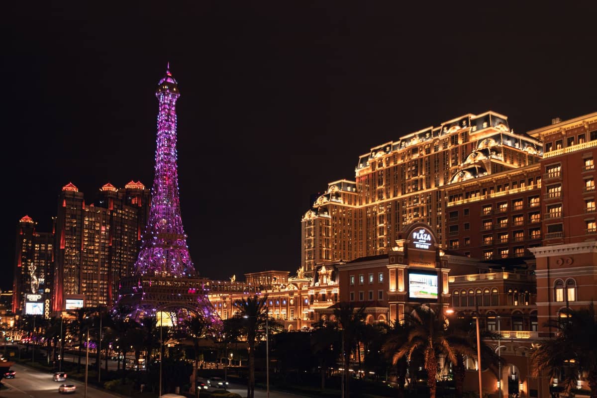 วิวยามค่ำคืนของ Cotai Strip ในมาเก๊า พร้อมโรงแรม Parisian Macao และหอไอเฟลจำลองที่สวยงาม พร้อมอาคารรีสอร์ทสุดหรู