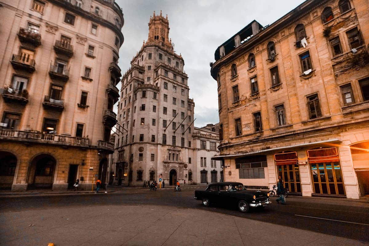 วิวของ Ciudad Vieja พร้อมสถาปัตยกรรมต้นศตวรรษที่ 20 อาคารประวัติศาสตร์ และรถคลาสสิกที่แล่นผ่านจัตุรัสกลางใน Montevideo