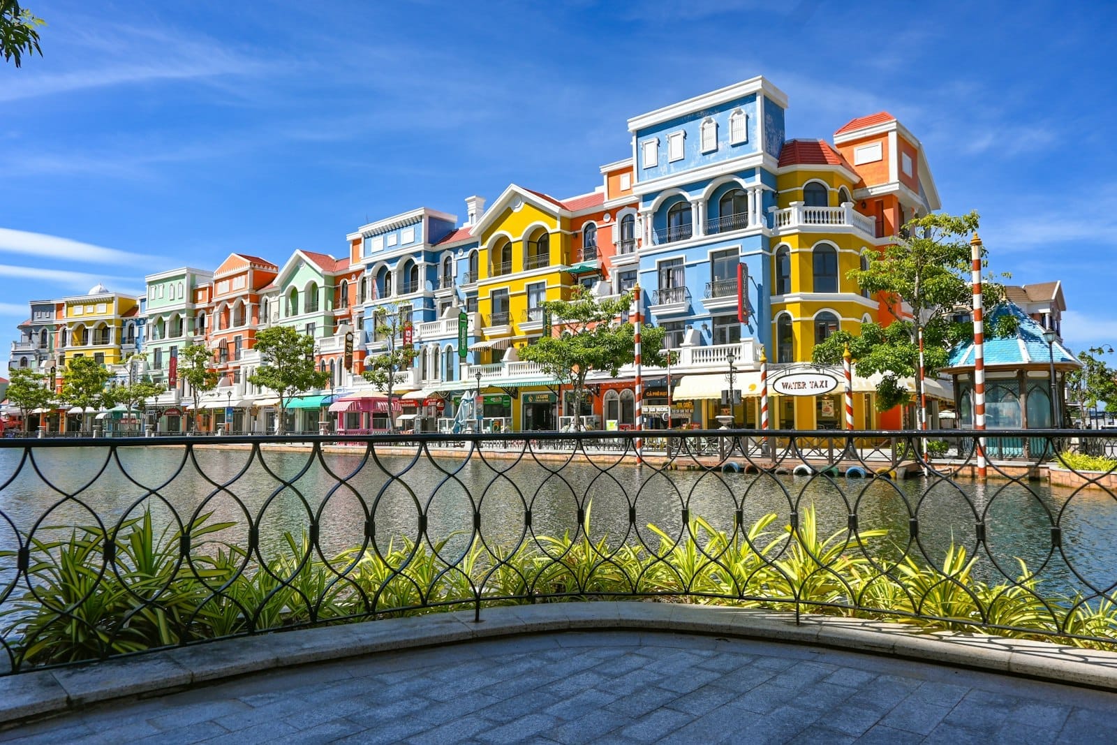 Orla do Grand World Phu Quoc com prédios coloridos e calçadão à beira do canal