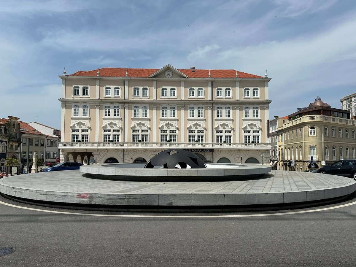 Weitläufige Ansicht der Rotunda da Boavista mit ihrem zentralen Monument, umgeben von eleganten historischen Gebäuden und einem weitläufigen Platz.