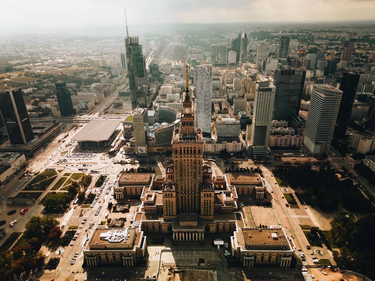 Vista aérea del centro de Varsovia, con el Palacio de la Cultura y la Ciencia rodeado de modernos rascacielos y calles de la ciudad.