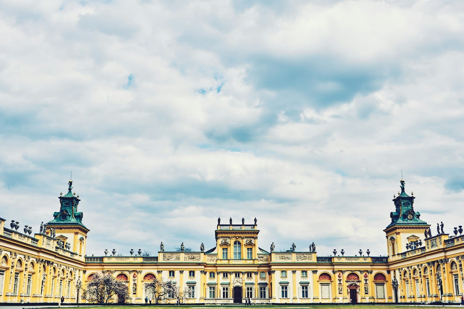 ภาพพระราชวัง Wilanów สไตล์บาโรกสุดอลังการ ใต้ท้องฟ้าครึ้มๆ โชว์ความขลังและสถาปัตยกรรมประวัติศาสตร์