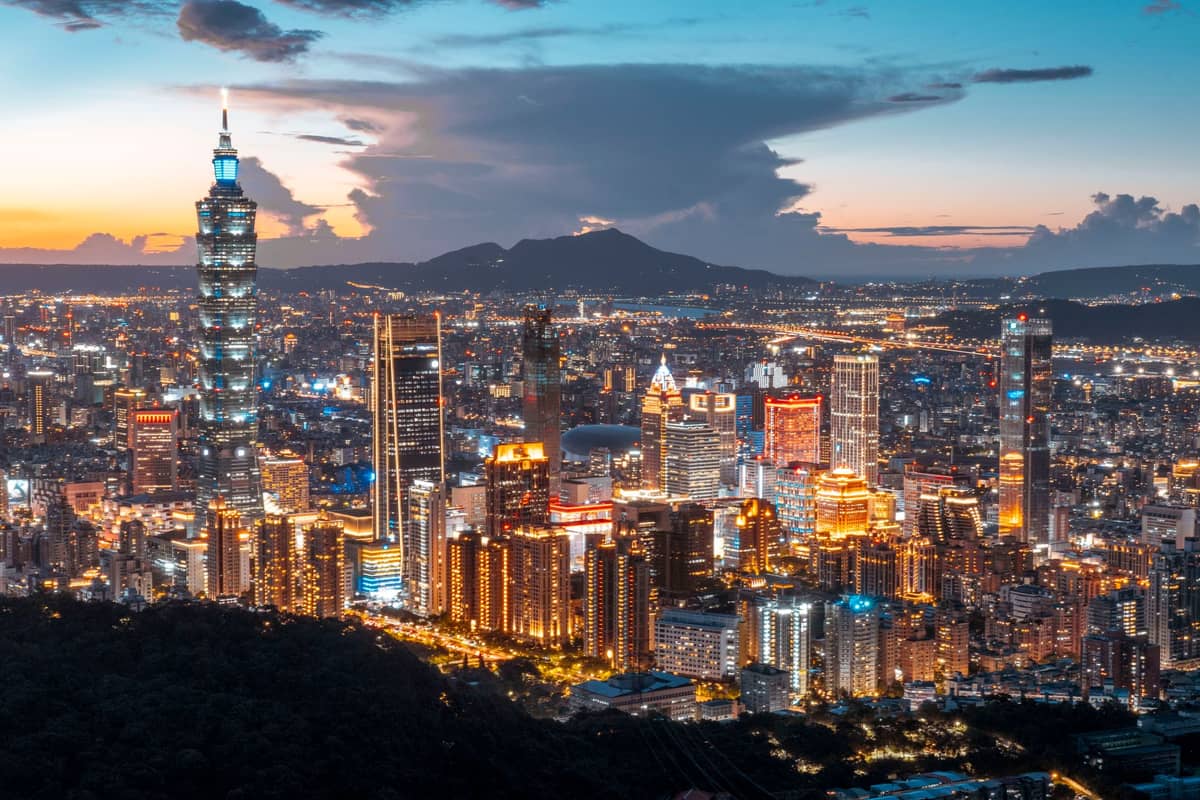 Nächtliche Stadtansicht des Xinyi-Viertels in Taipeh mit dem beleuchteten Taipei 101 und umliegenden Wolkenkratzern, aufgenommen vom Elephant Mountain – ein beeindruckendes Panorama der Skyline.