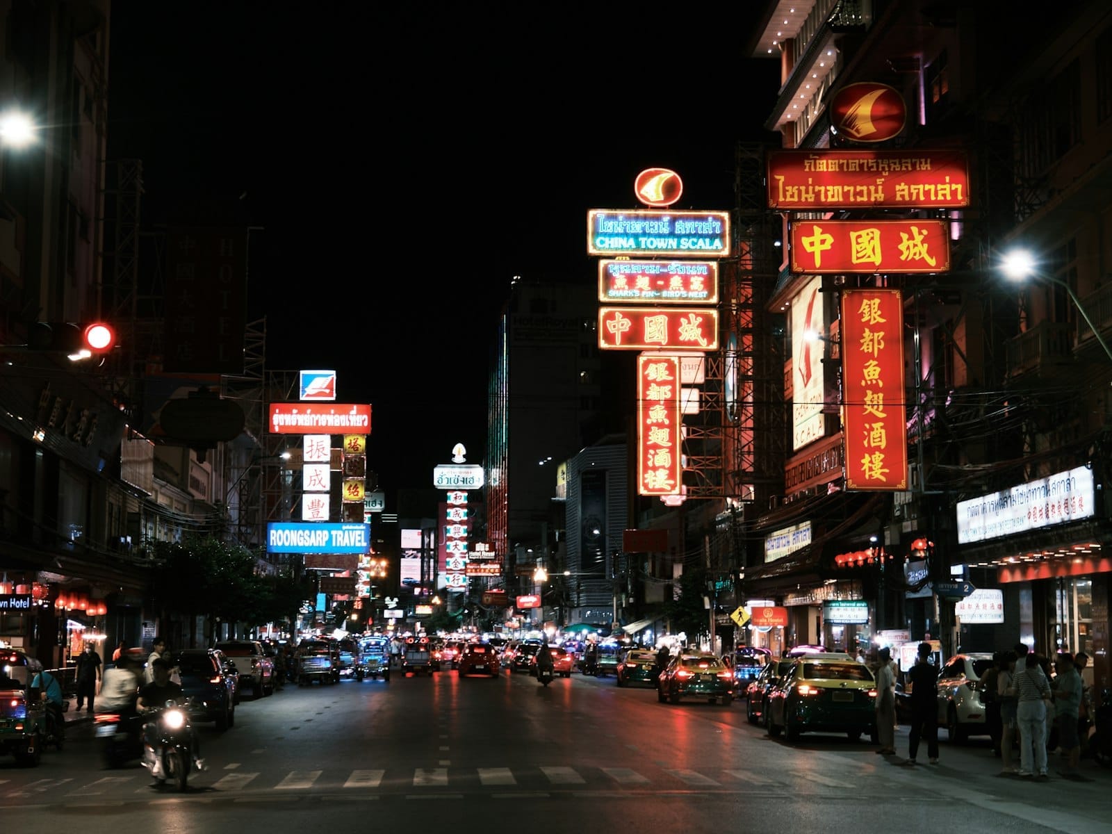 Yaowarat Road di notte con insegne al neon e strada affollata nella Chinatown di Bangkok