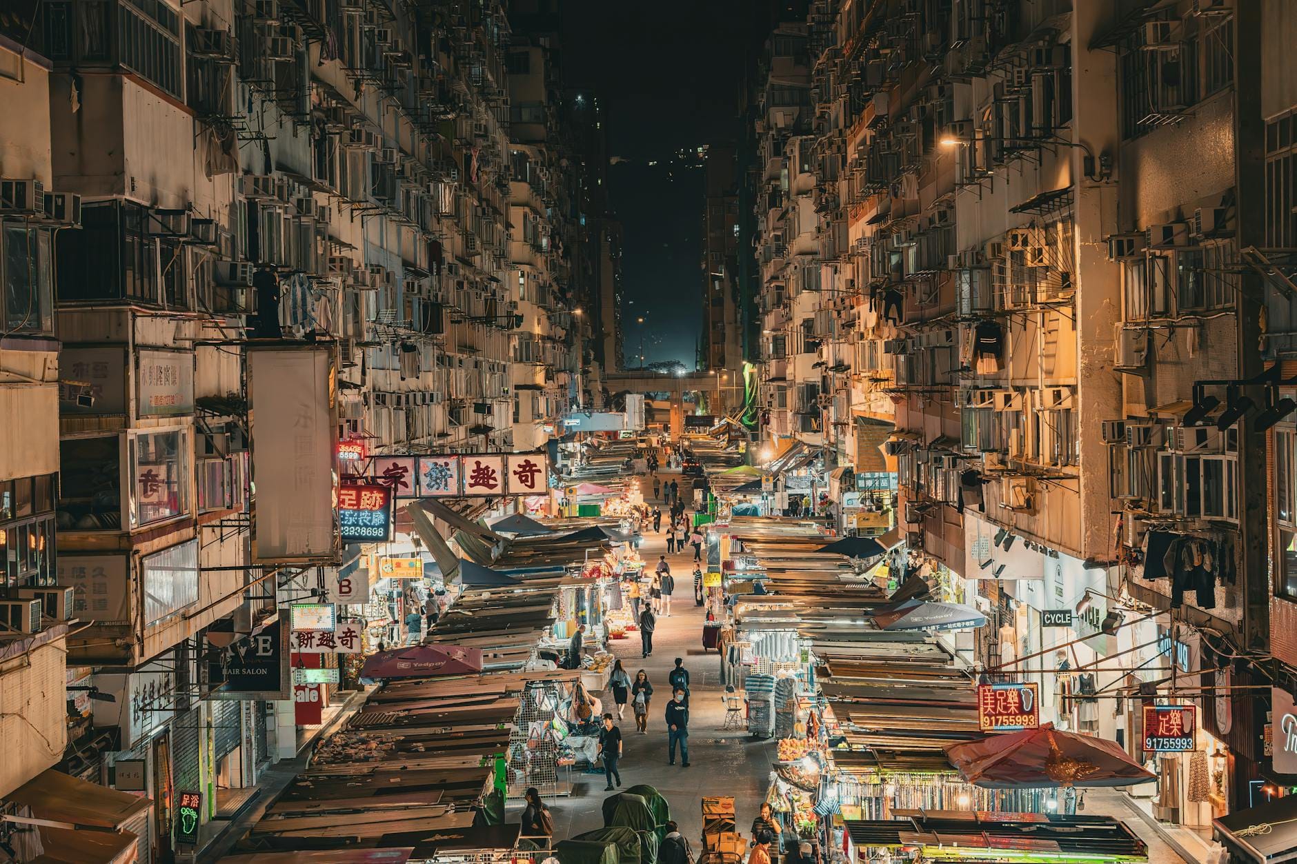 ภาพมุมสูงของตลาดกลางคืน Temple Street ในเหยาหม่าตี่ ฮ่องกง
