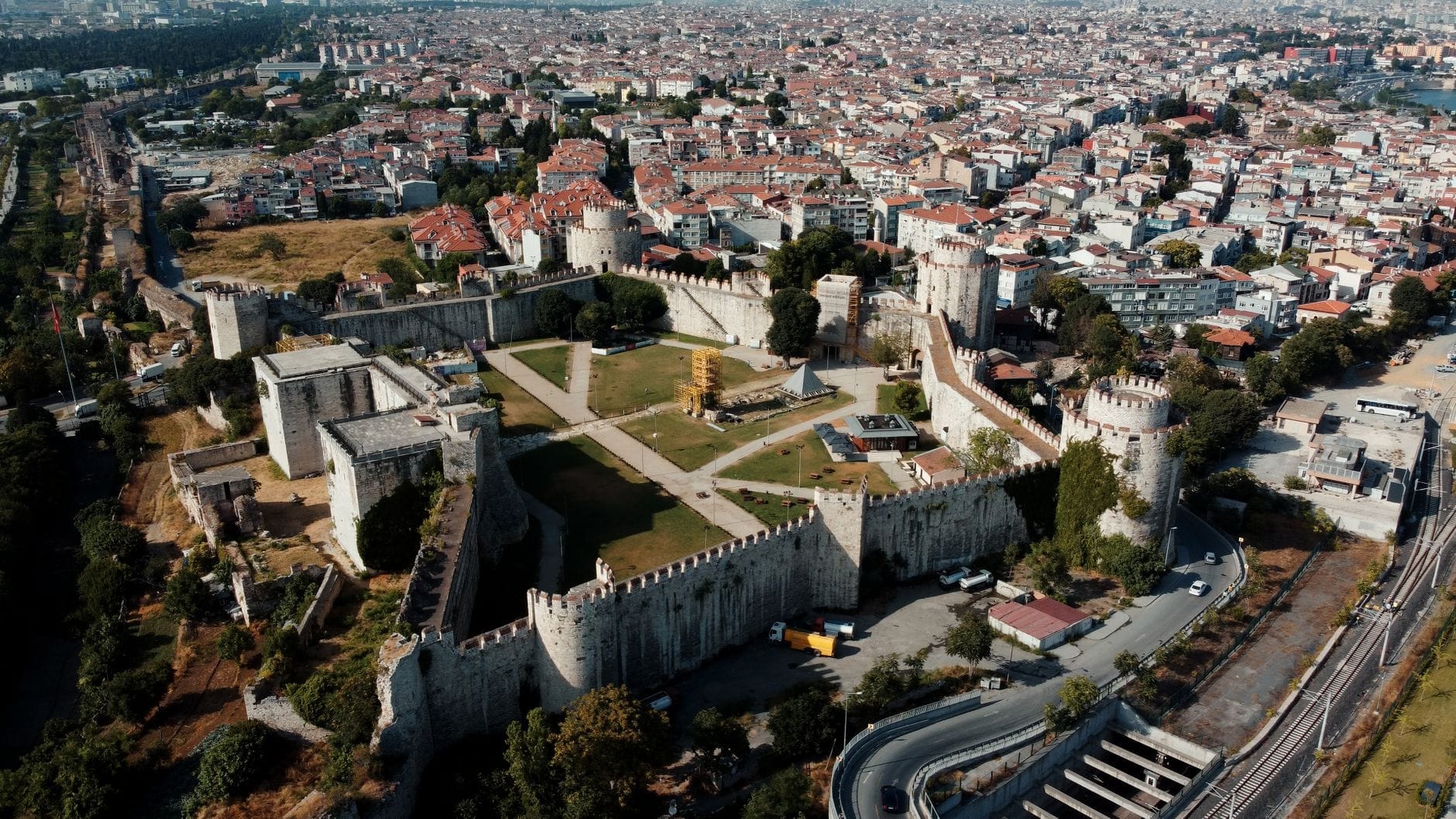 Vista aerea della Fortezza di Yedikule con le sue sette torri, le mura medievali in pietra, il cortile centrale e la città di Istanbul sullo sfondo.